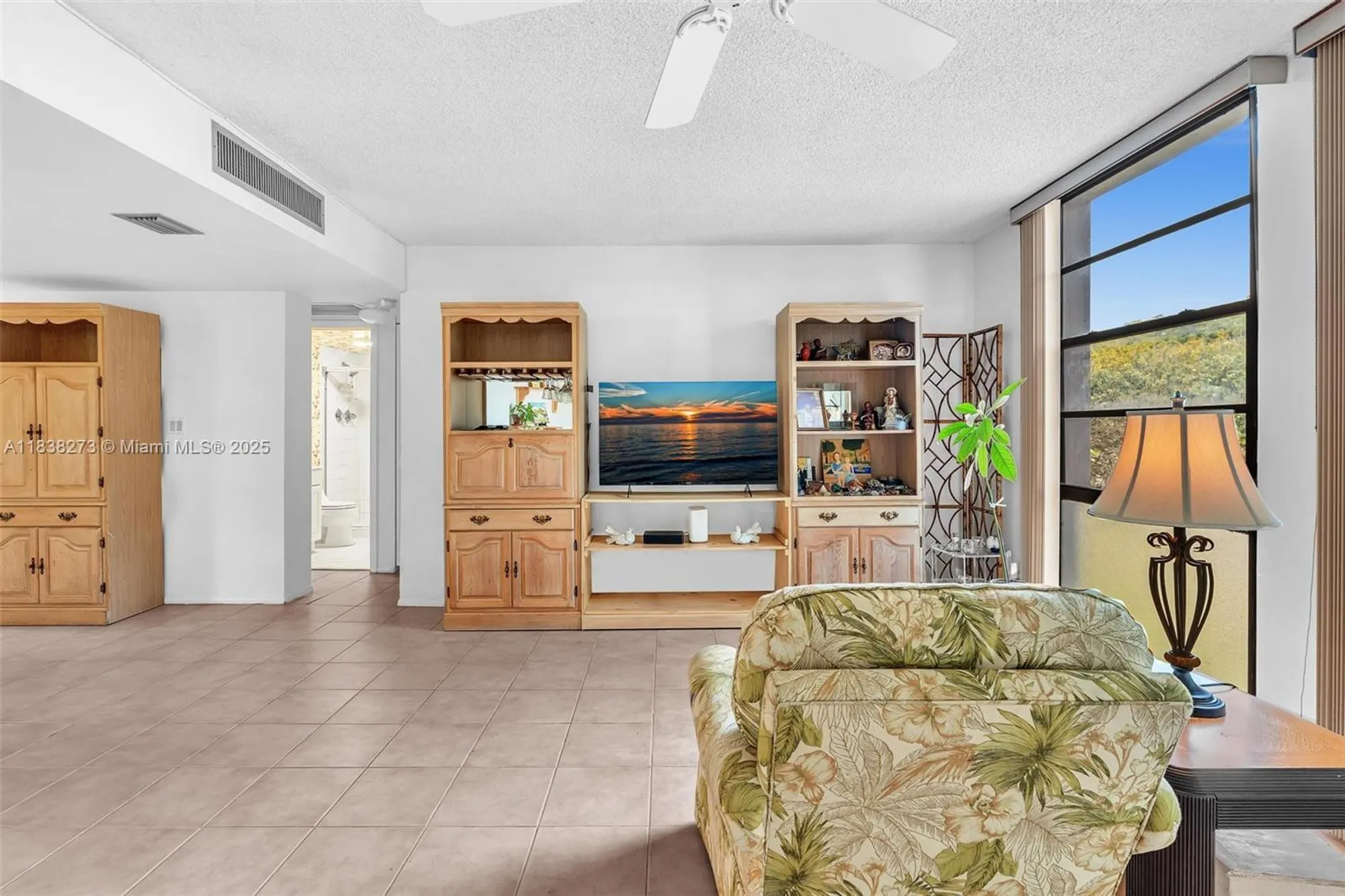 Property Slideshow image 7 of 43 | 20400 w country club dr 215, Aventura, FL, 33180