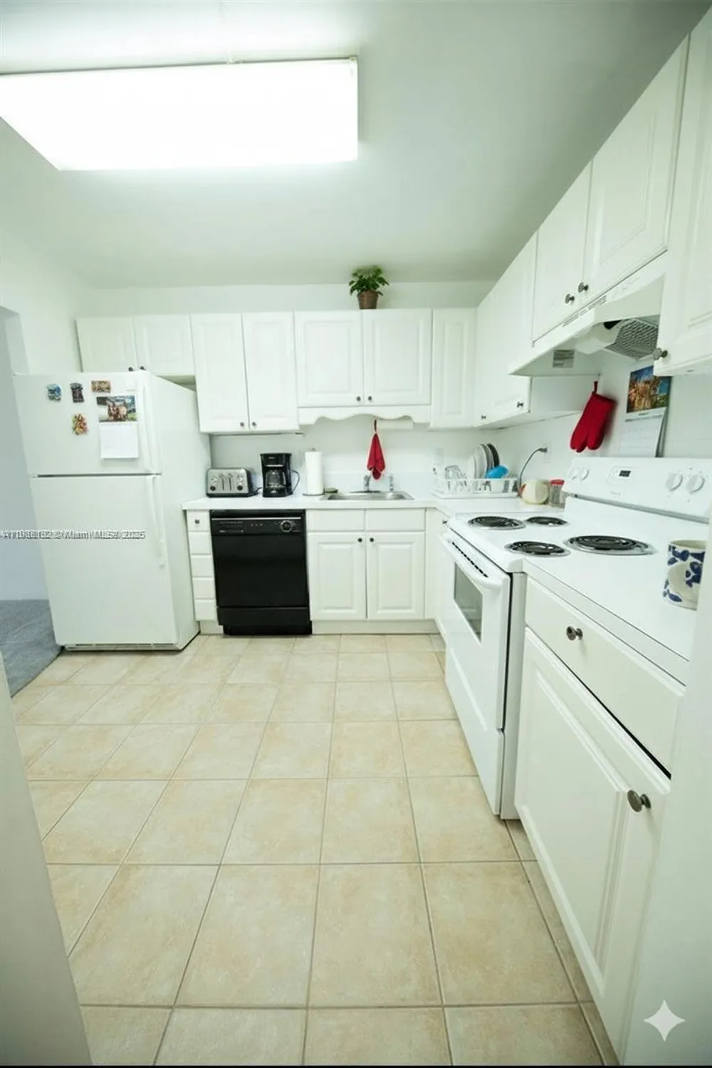 Property Slideshow image 5 of 8 | 1400 saint charles pl apt 222, Pembroke Pines, FL, 33026