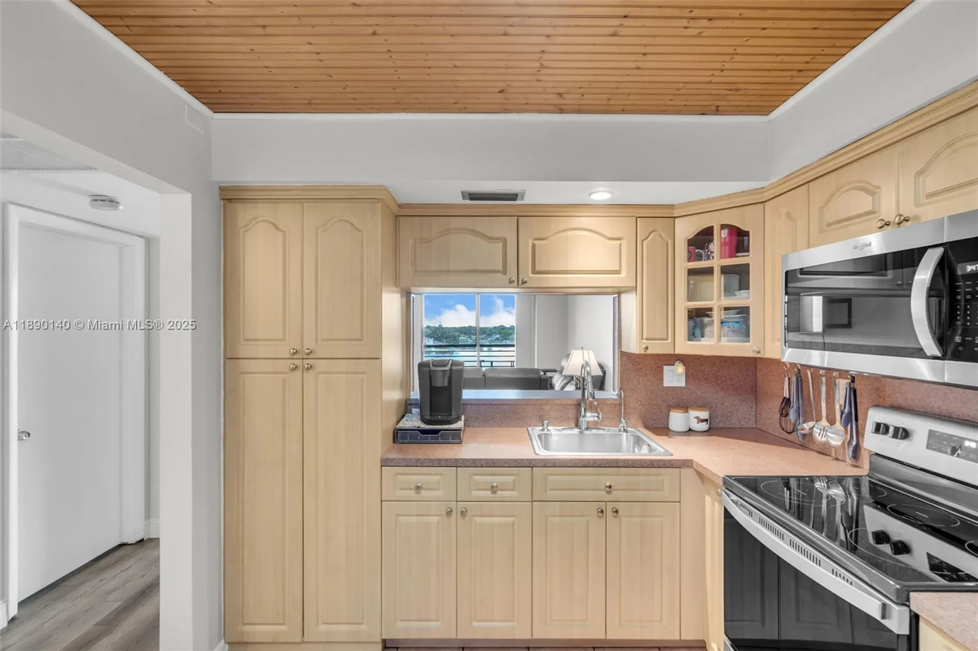 Property Slideshow image 10 of 33 | 1100 colony point cir 504, Pembroke Pines, FL, 33026