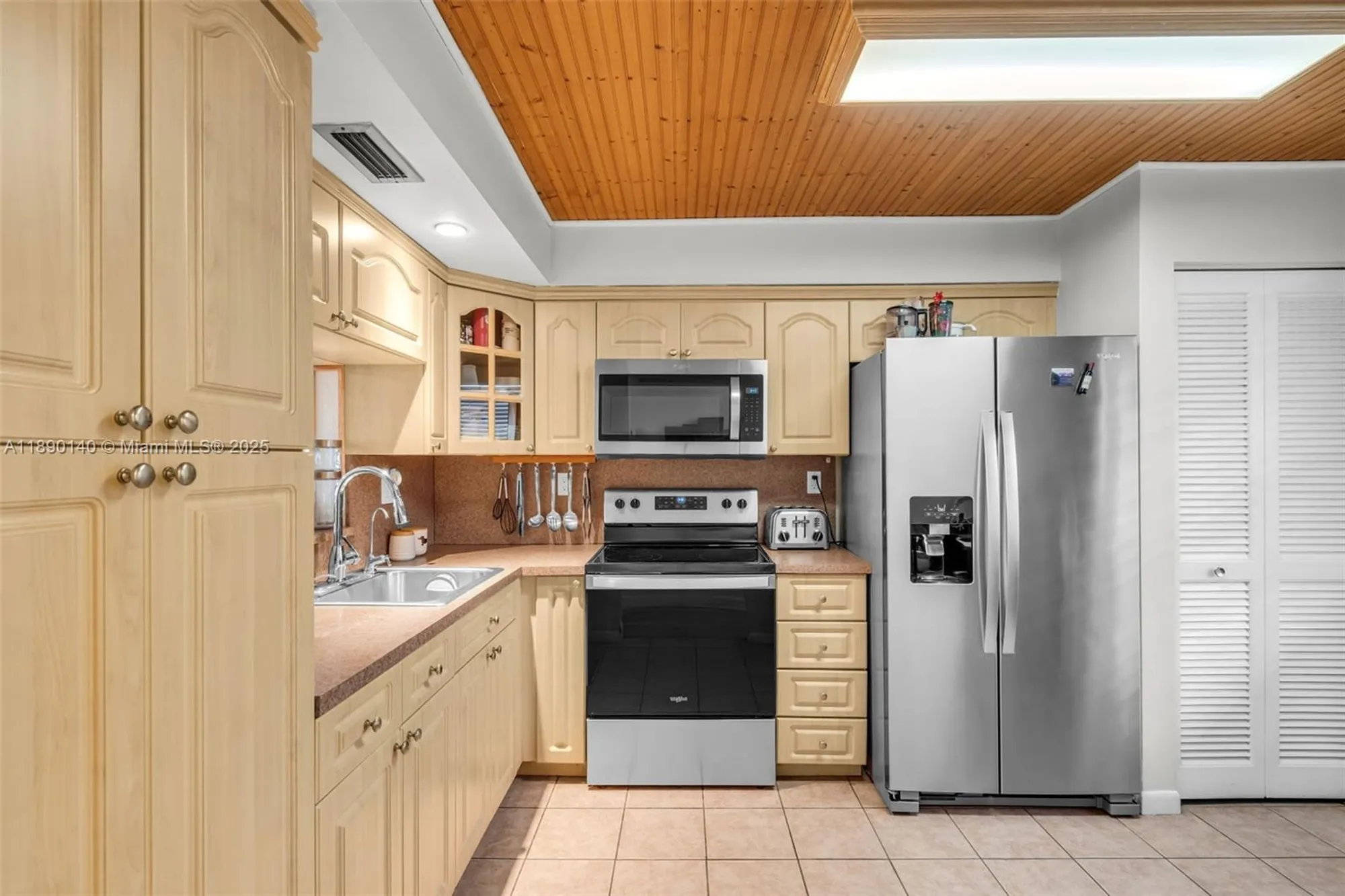 Property Slideshow image 9 of 33 | 1100 colony point cir 504, Pembroke Pines, FL, 33026