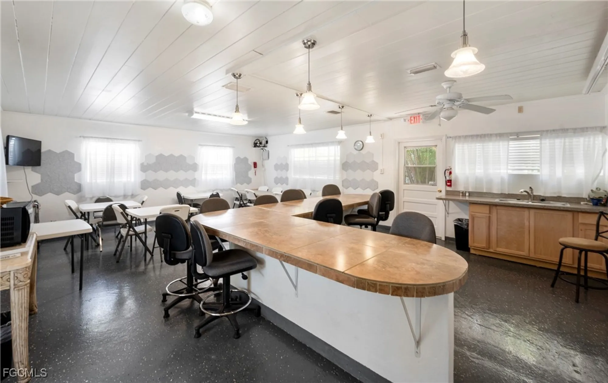 Property Slideshow image 33 of 48 | 5508 ben franklin ln, North Fort Myers, FL, 33917