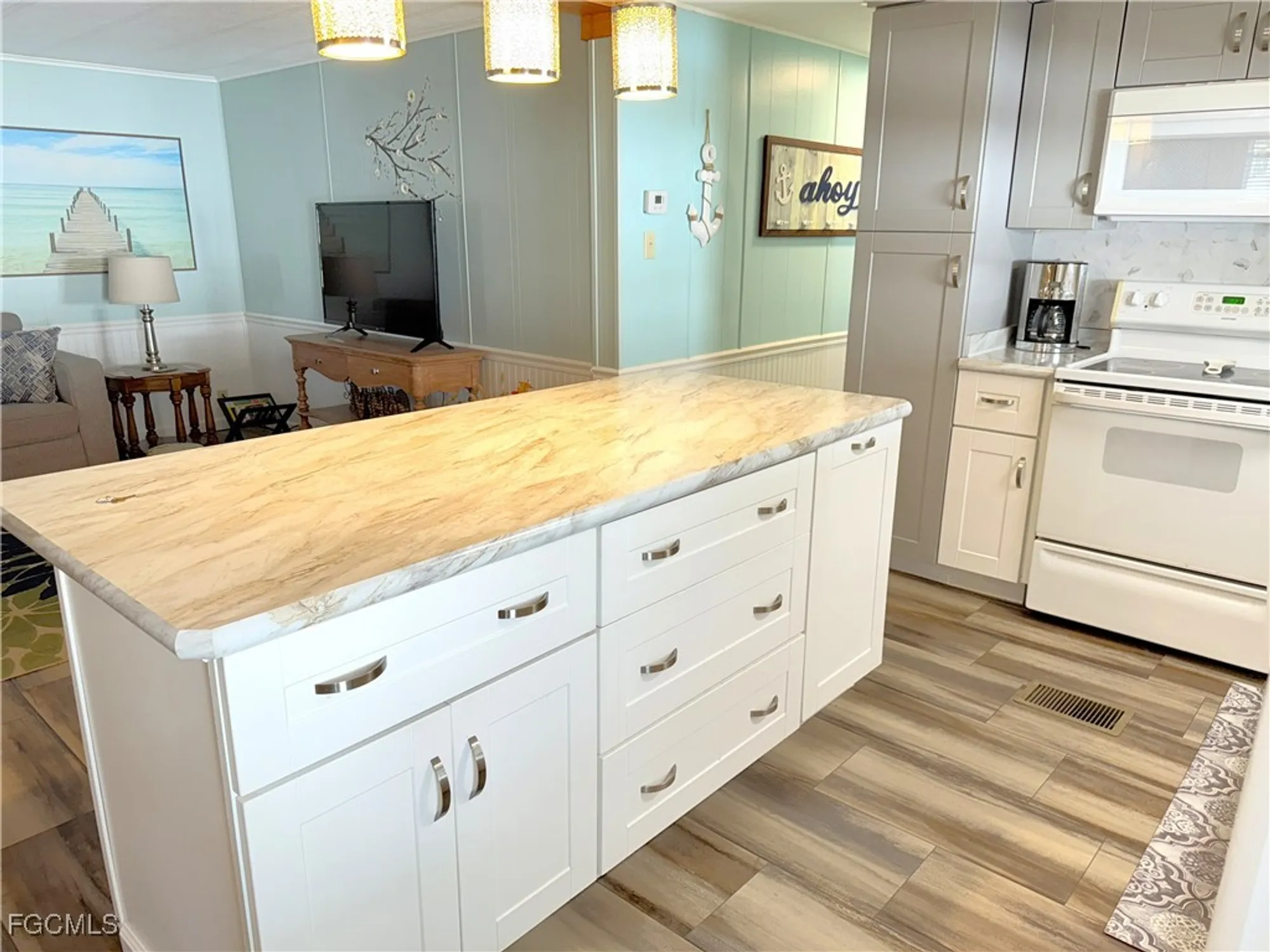 Property Slideshow image 8 of 48 | 5508 ben franklin ln, North Fort Myers, FL, 33917