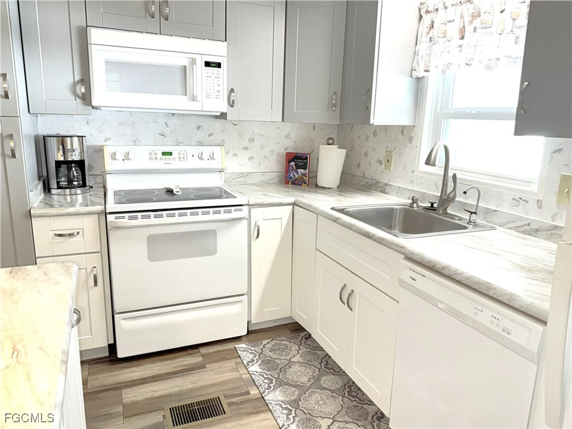 Property Slideshow image 9 of 48 | 5508 ben franklin ln, North Fort Myers, FL, 33917