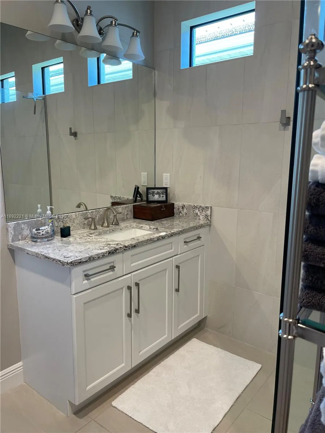 Property Slideshow image 8 of 15 | 4960 surfside cir, Bradenton, FL, 34211