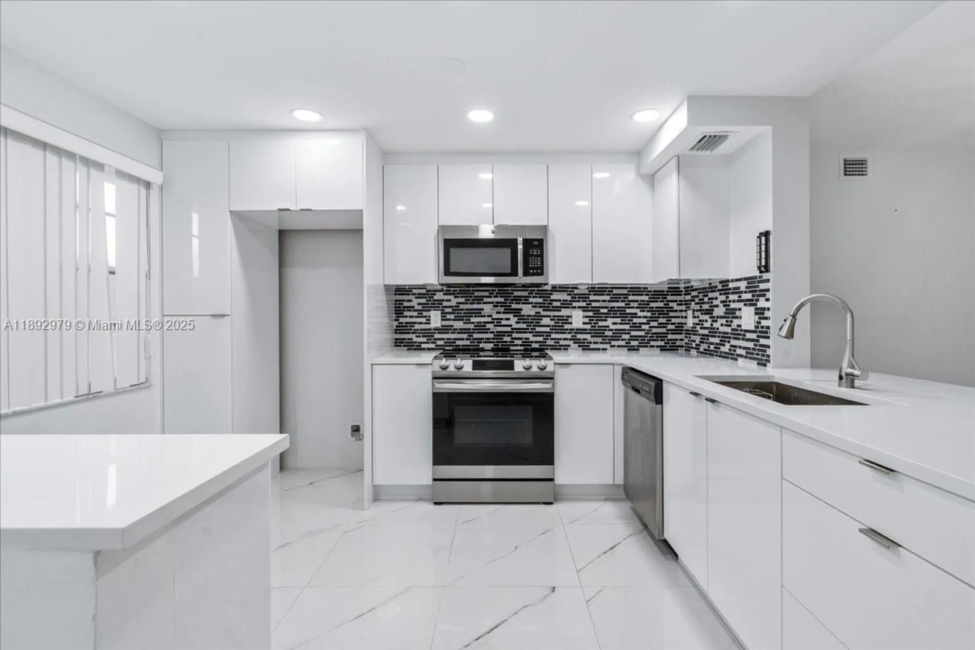 Property Slideshow image 6 of 23 | 2303 lucaya ln e2, Coconut Creek, FL, 33066