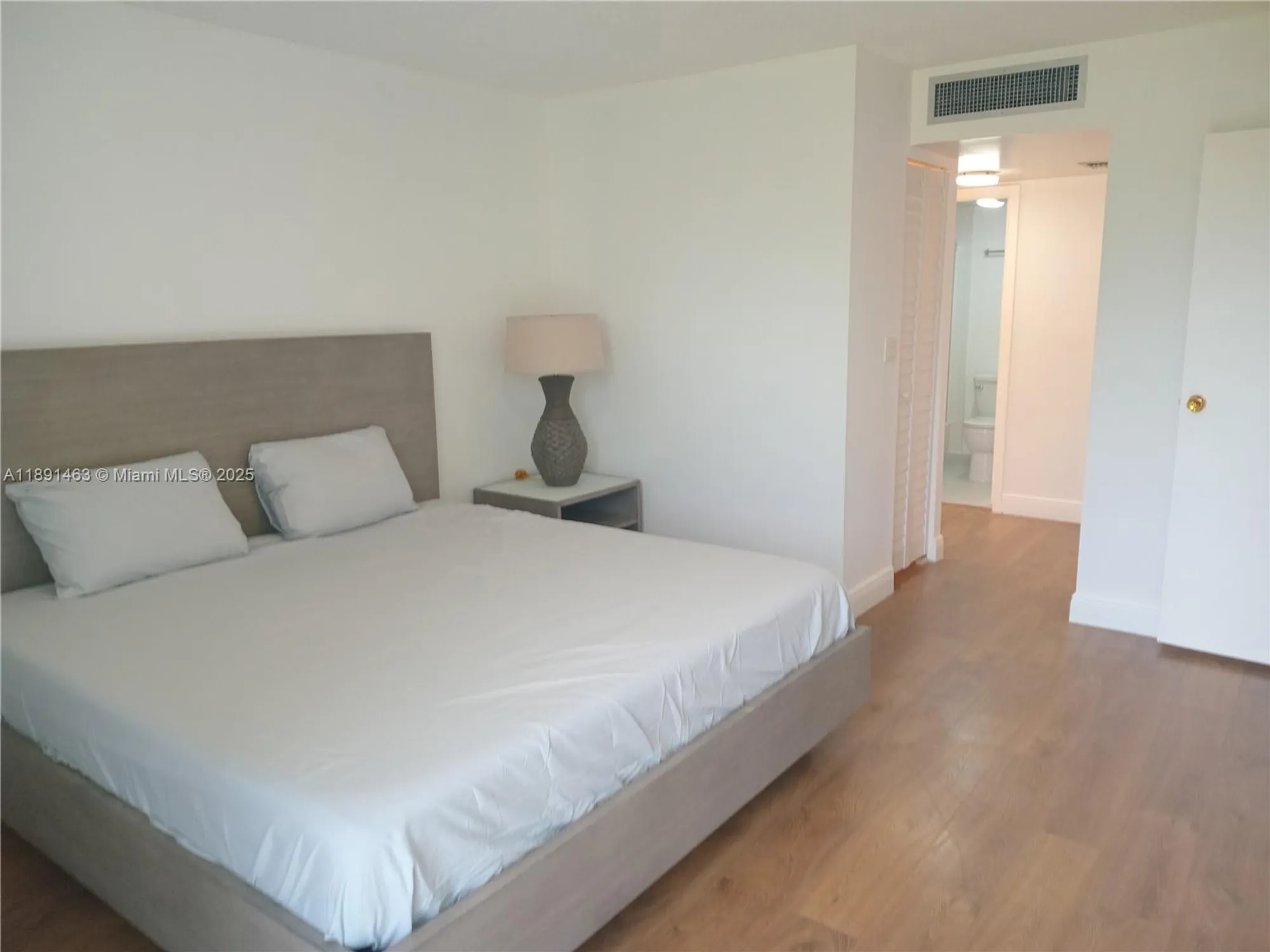 Property Slideshow image 14 of 21 | 20400 w country club dr apt 209, Aventura, FL, 33180