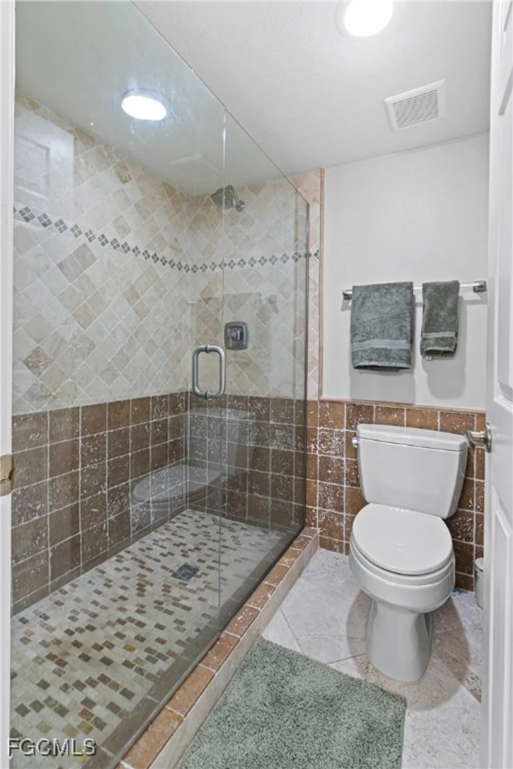 Property Slideshow image 15 of 50 | 5905 trailwinds dr 824, Fort Myers, FL, 33907