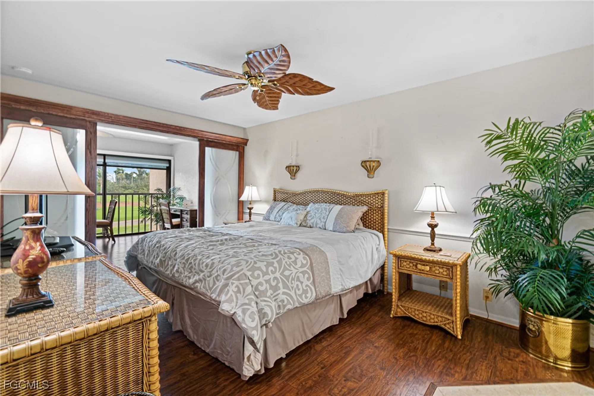 Property Slideshow image 11 of 50 | 5905 trailwinds dr 824, Fort Myers, FL, 33907