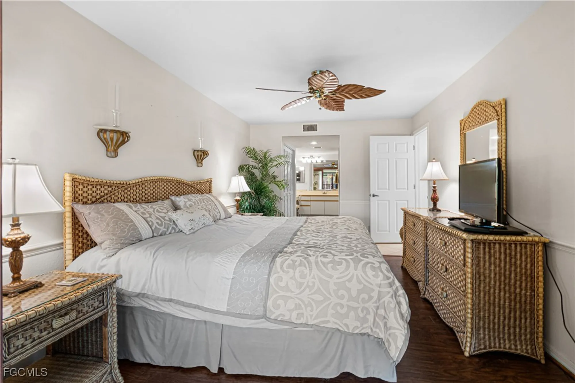 Property Slideshow image 12 of 50 | 5905 trailwinds dr 824, Fort Myers, FL, 33907