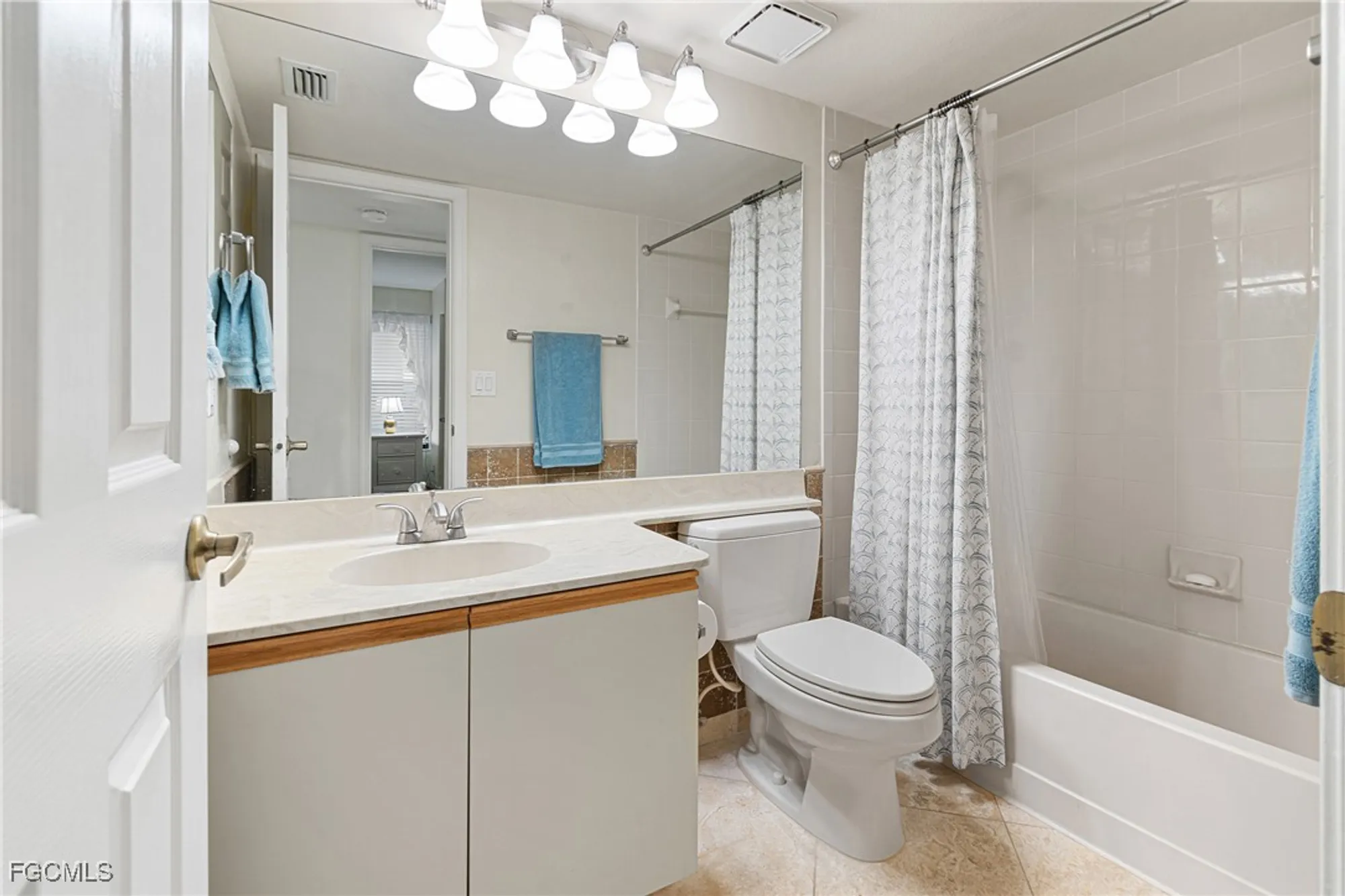 Property Slideshow image 9 of 50 | 5905 trailwinds dr 824, Fort Myers, FL, 33907