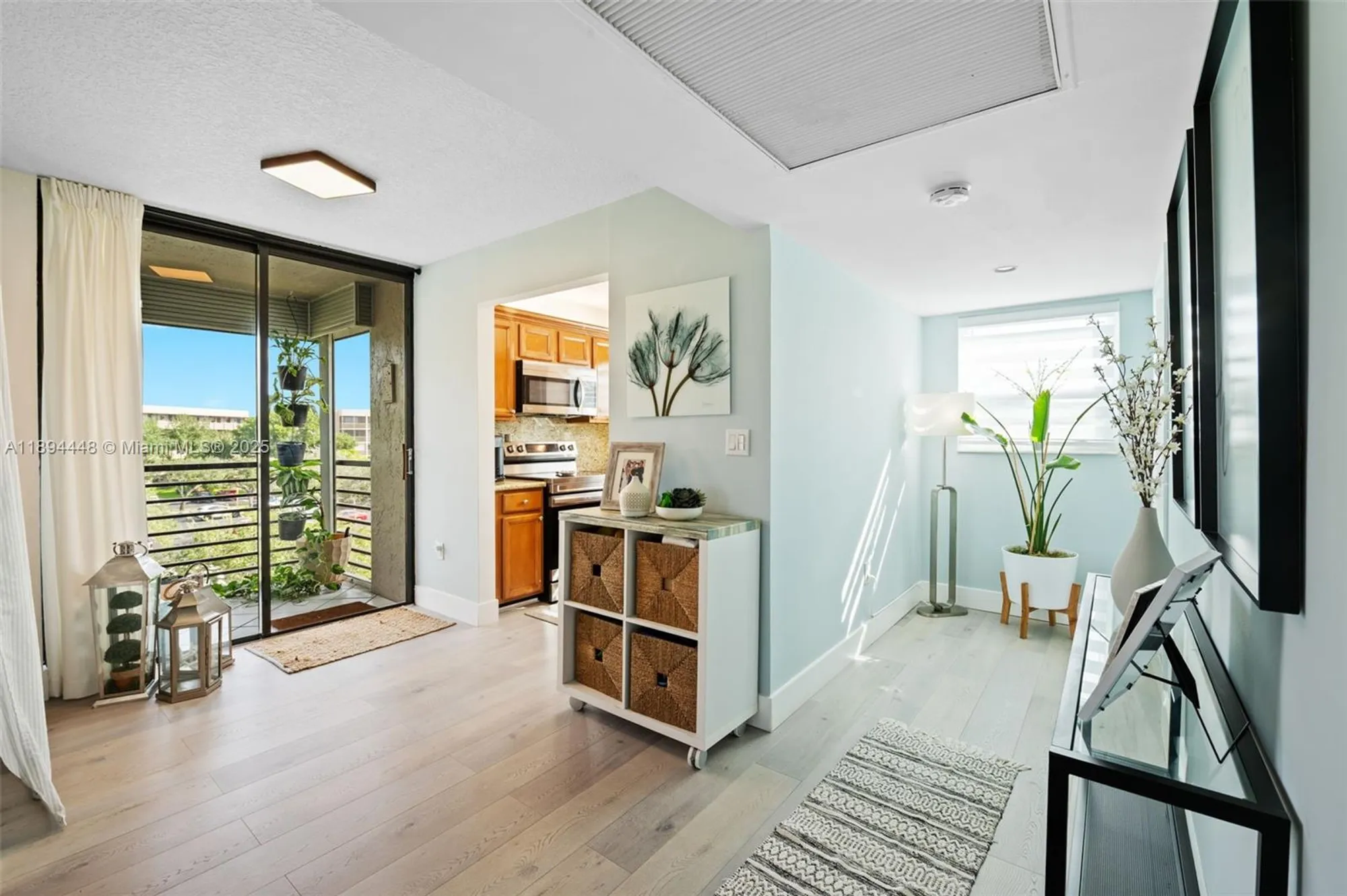 Property Slideshow image 4 of 27 | 900 colony point cir 414, Pembroke Pines, FL, 33026