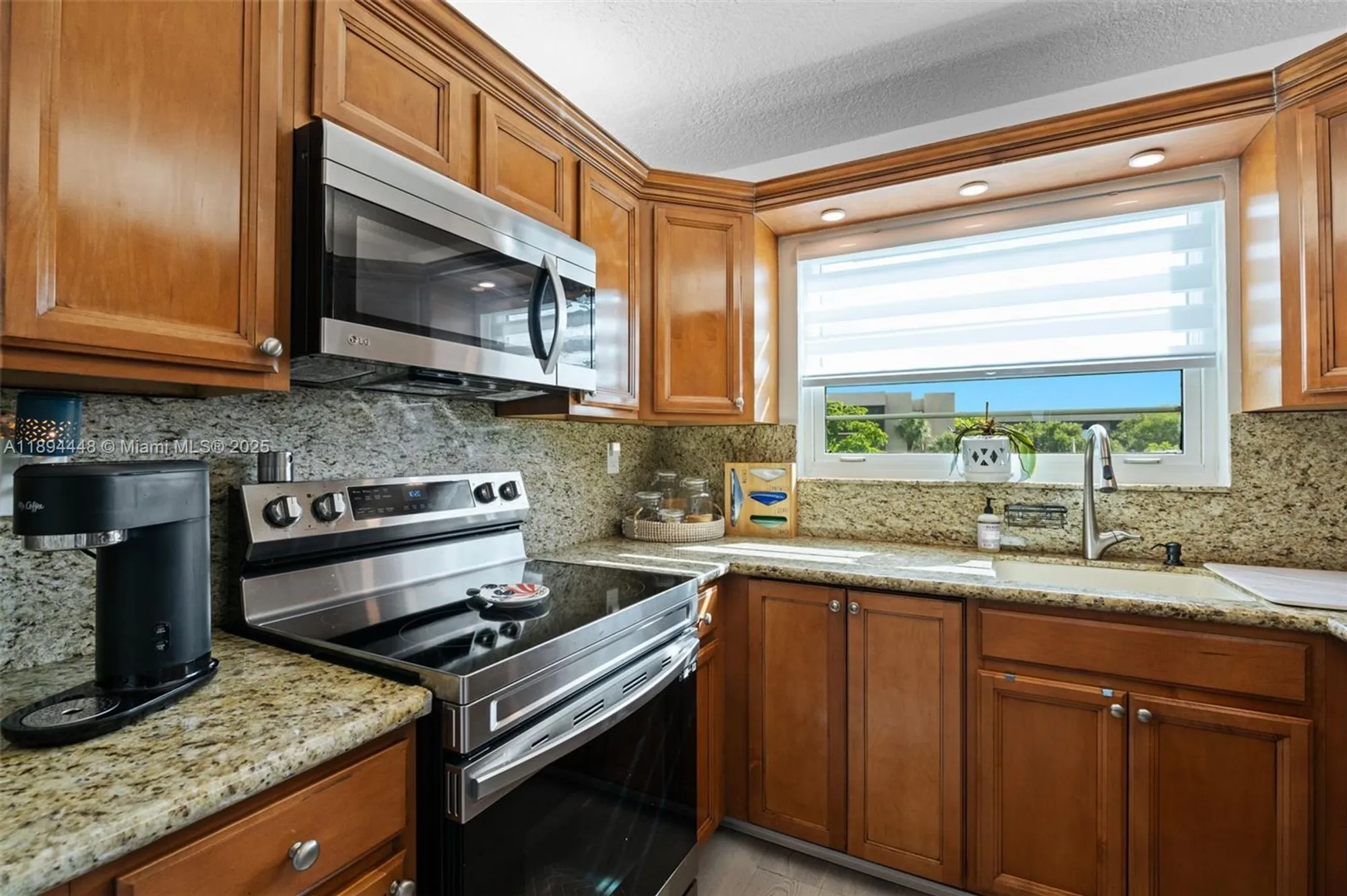 Property Slideshow image 5 of 27 | 900 colony point cir 414, Pembroke Pines, FL, 33026