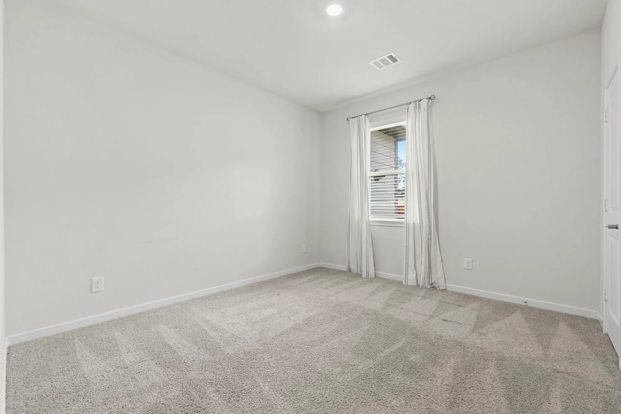 Property Slideshow image 25 of 38 | 247 n wild petunia trl, Montgomery, TX, 77316