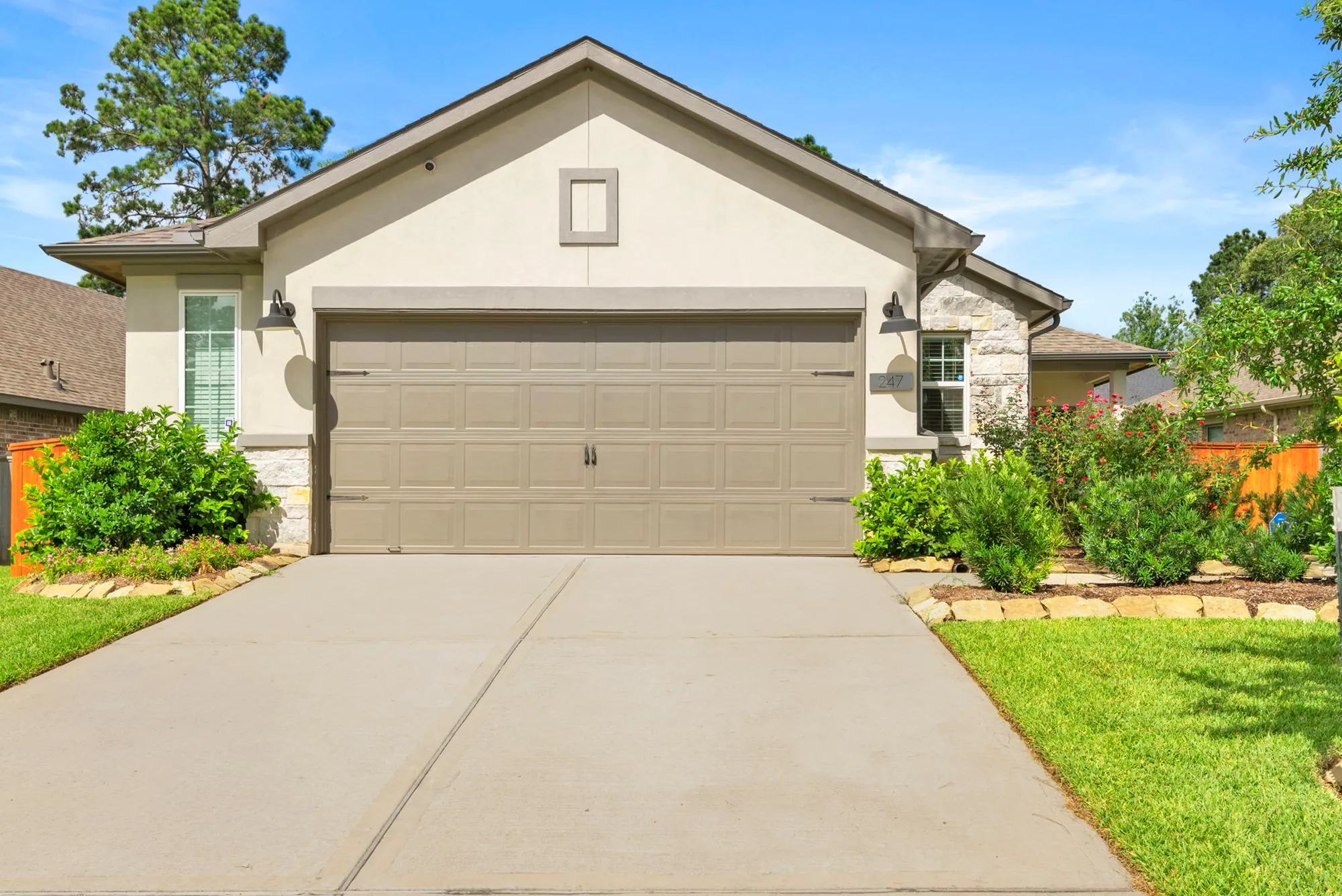 Property Slideshow image 2 of 38 | 247 n wild petunia trl, Montgomery, TX, 77316