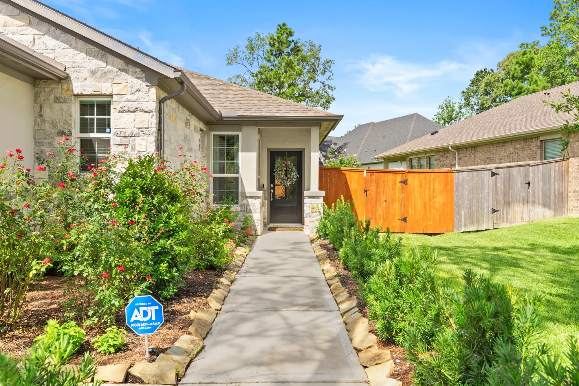 Property Slideshow image 4 of 38 | 247 n wild petunia trl, Montgomery, TX, 77316