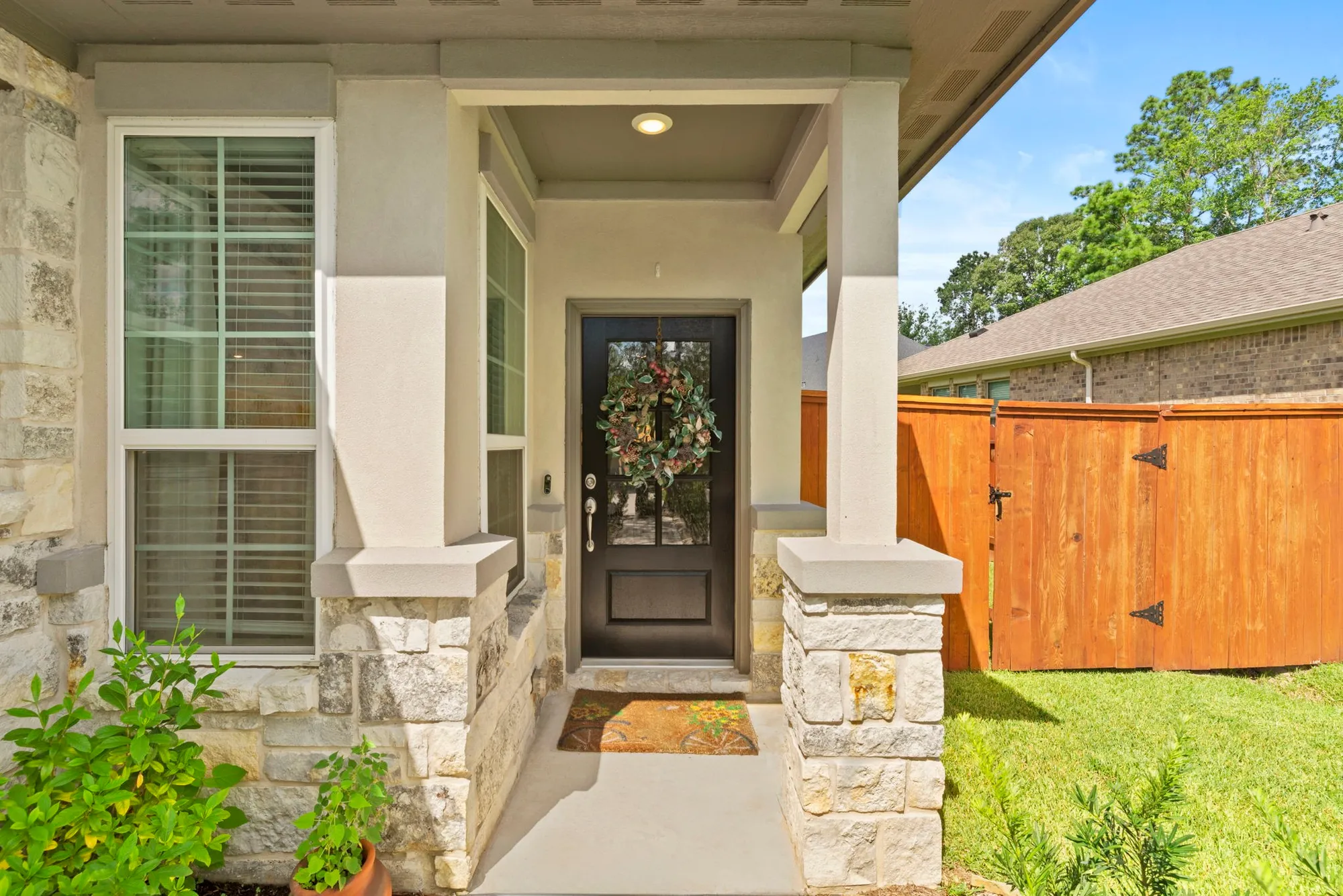 Property Slideshow image 5 of 38 | 247 n wild petunia trl, Montgomery, TX, 77316