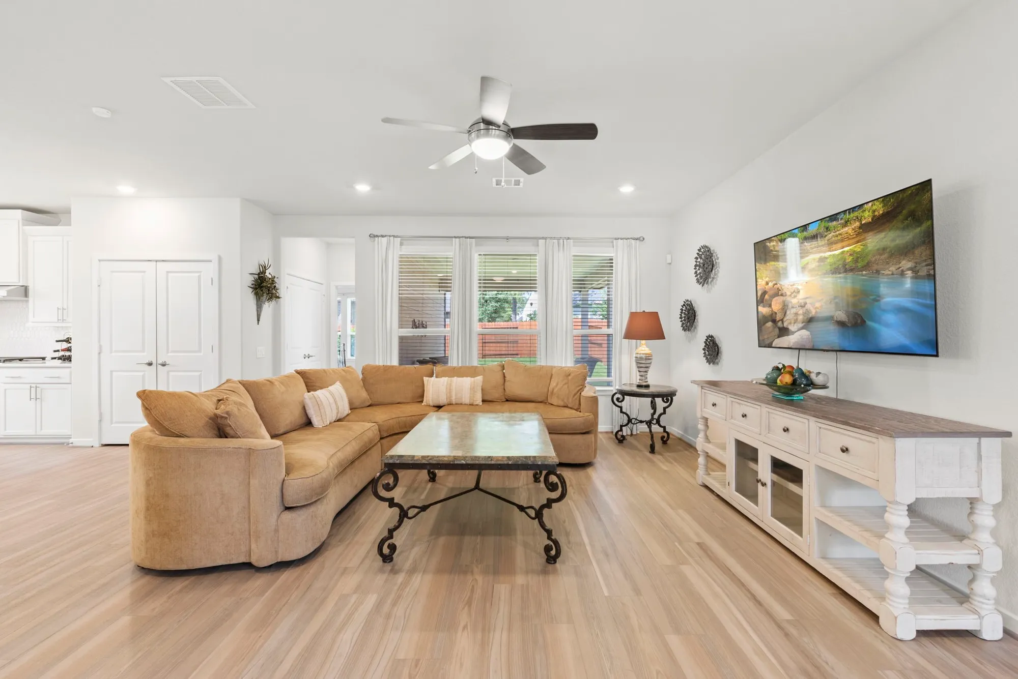 Property Slideshow image 9 of 38 | 247 n wild petunia trl, Montgomery, TX, 77316