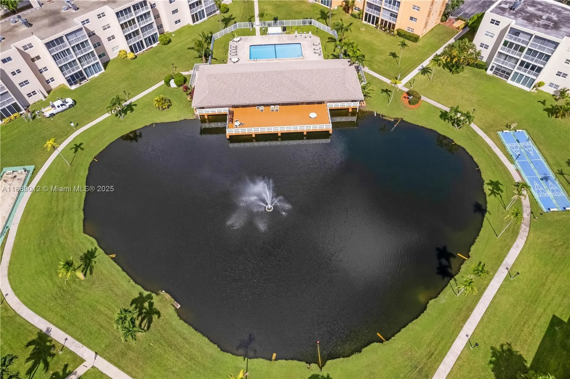 Property Slideshow image 1 of 35 | 206 se 10th st 303, Dania Beach, FL, 33004