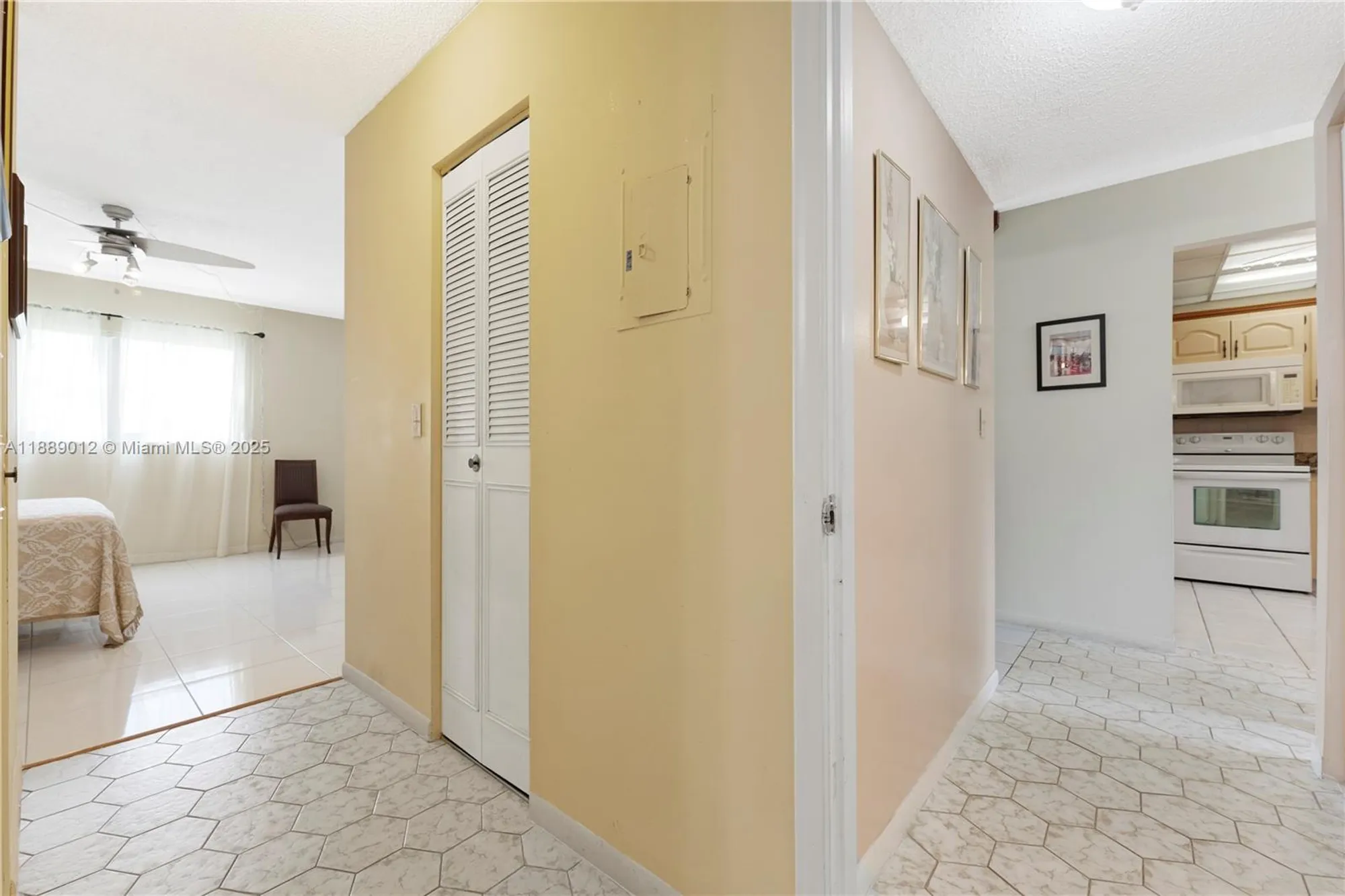 Property Slideshow image 23 of 35 | 206 se 10th st 303, Dania Beach, FL, 33004