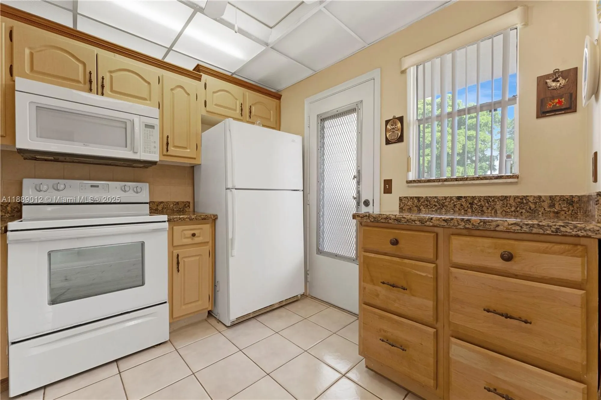 Property Slideshow image 5 of 35 | 206 se 10th st 303, Dania Beach, FL, 33004