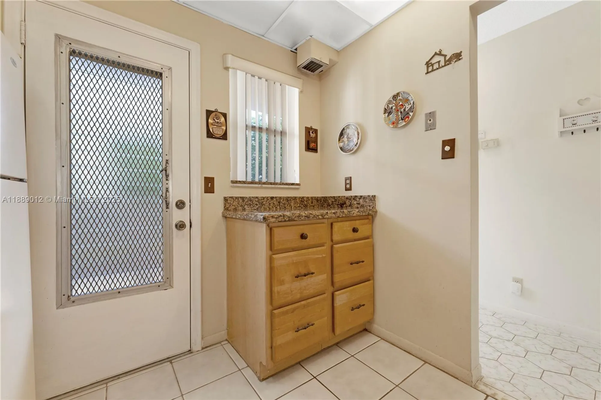 Property Slideshow image 6 of 35 | 206 se 10th st 303, Dania Beach, FL, 33004