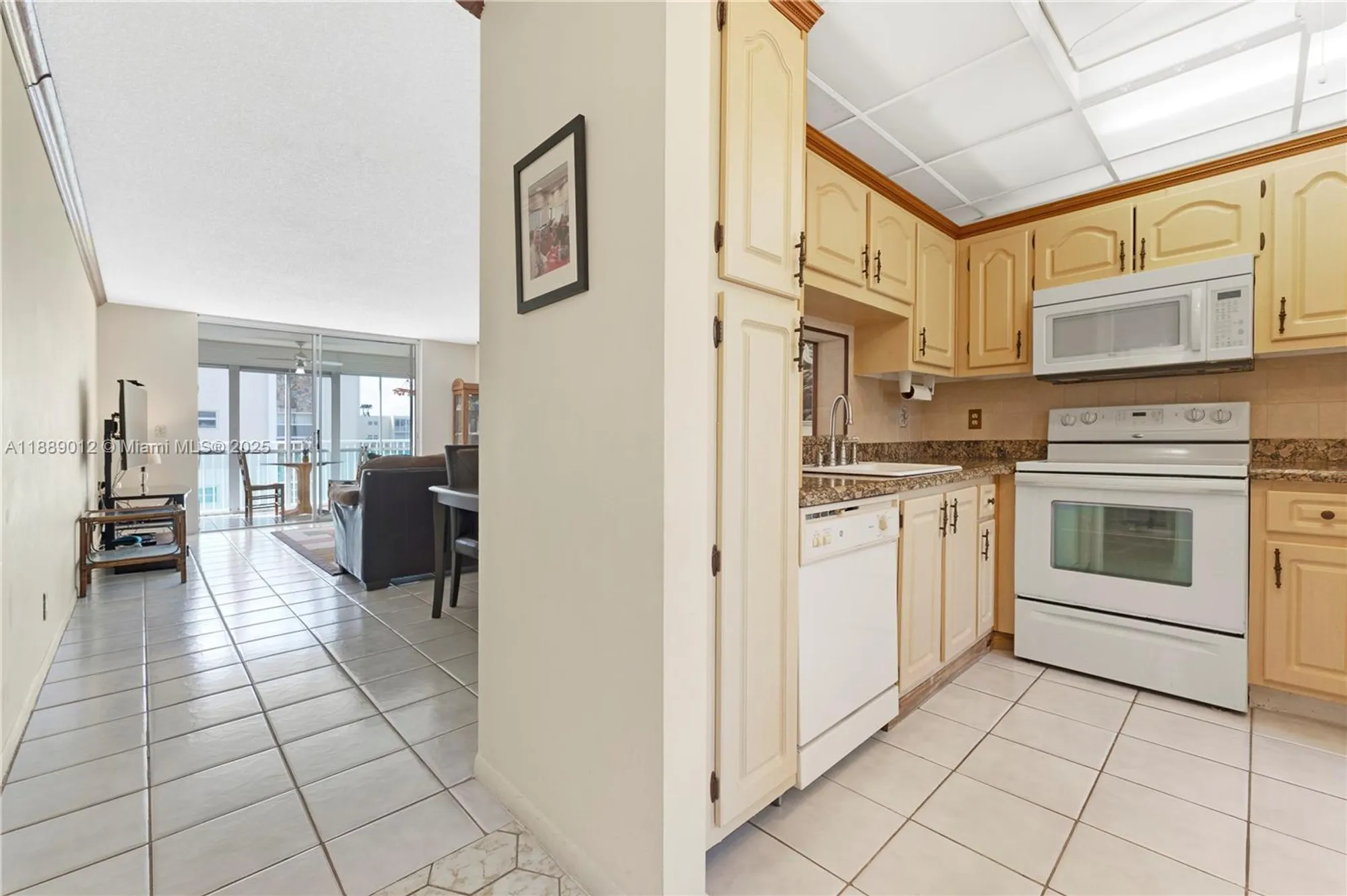 Property Slideshow image 7 of 35 | 206 se 10th st 303, Dania Beach, FL, 33004