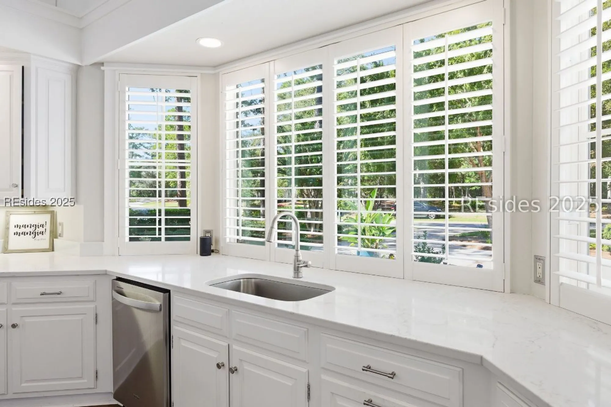 Property Slideshow image 11 of 85 | 664 colonial dr, Hilton Head Island, SC, 29926
