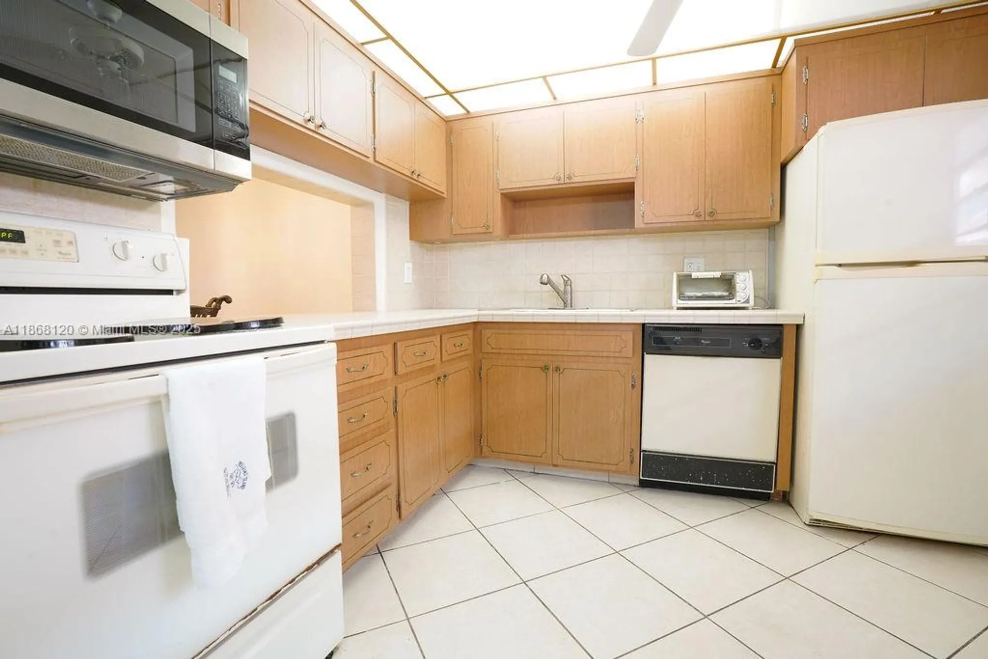 Property Slideshow image 22 of 25 | 215 se 3rd ave 401d, Hallandale Beach, FL, 33009