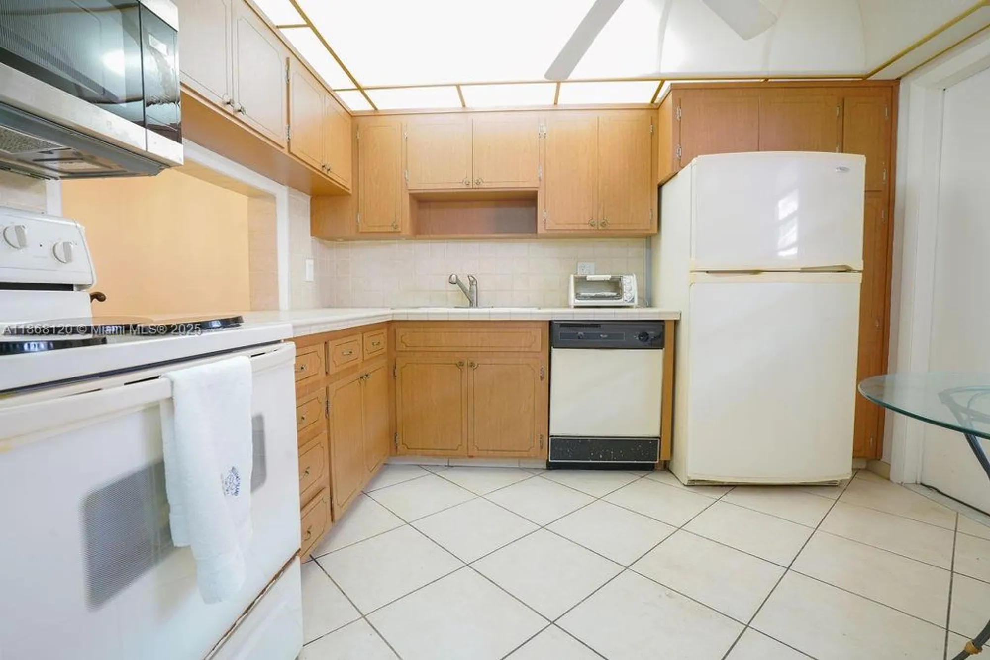 Property Slideshow image 4 of 25 | 215 se 3rd ave 401d, Hallandale Beach, FL, 33009