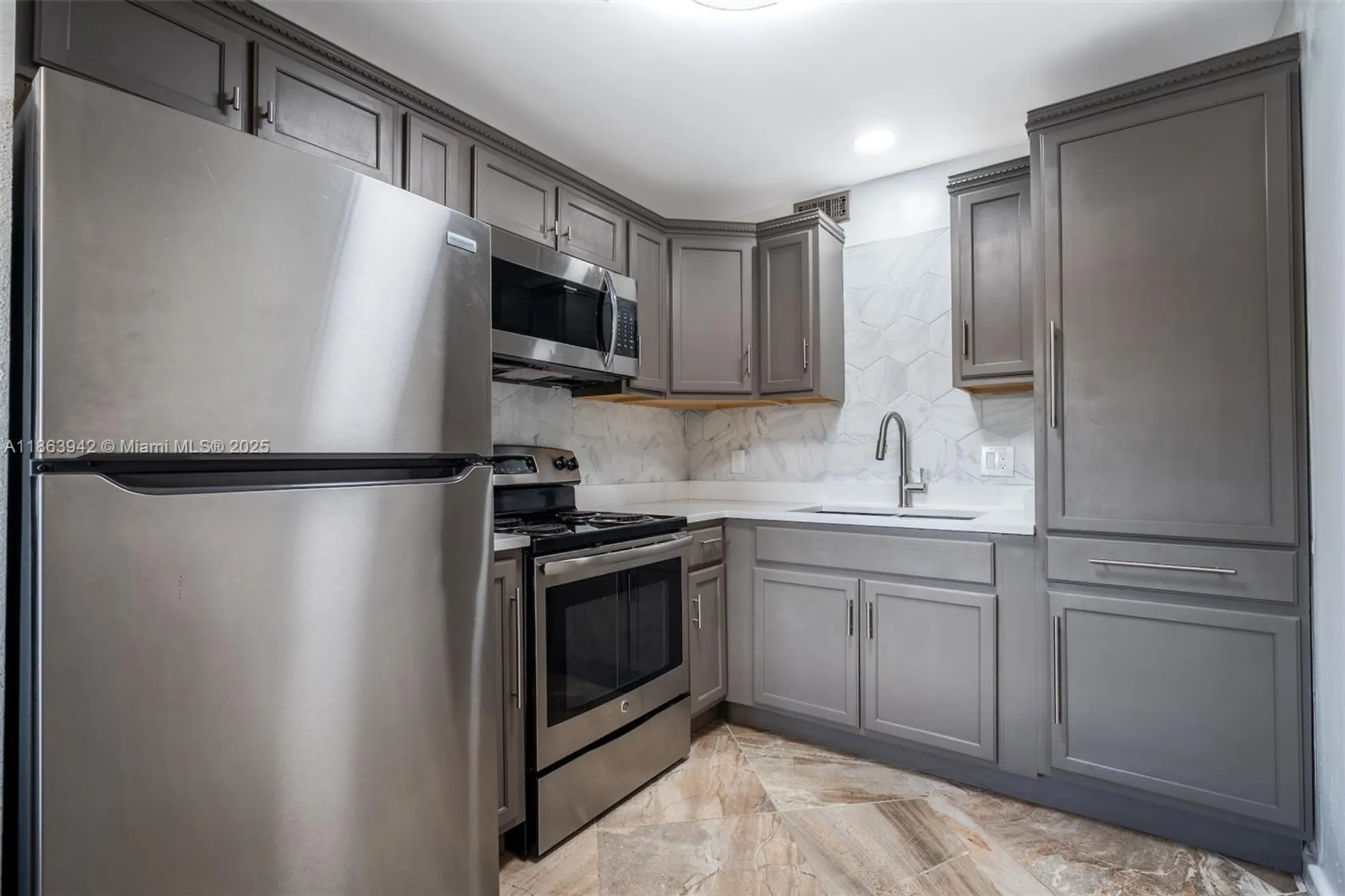 Property Slideshow image 11 of 39 | 850 sw 133rd ter b312, Pembroke Pines, FL, 33027