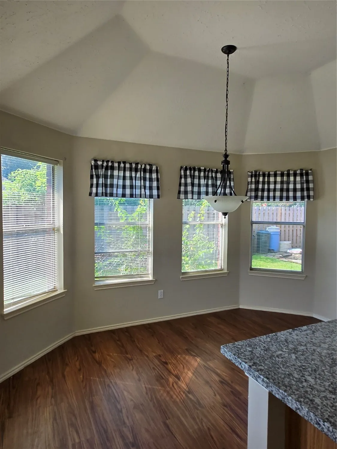 Property Slideshow image 22 of 36 | 2730 n larkspur cir, Pearland, TX, 77584