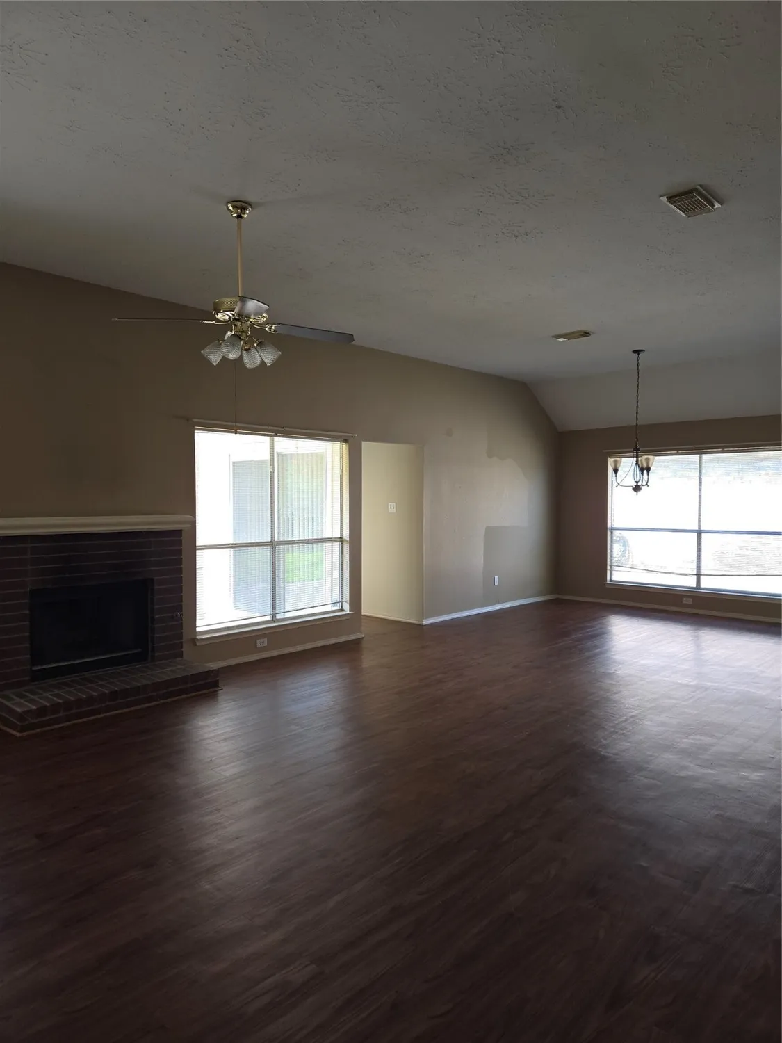 Property Slideshow image 3 of 36 | 2730 n larkspur cir, Pearland, TX, 77584