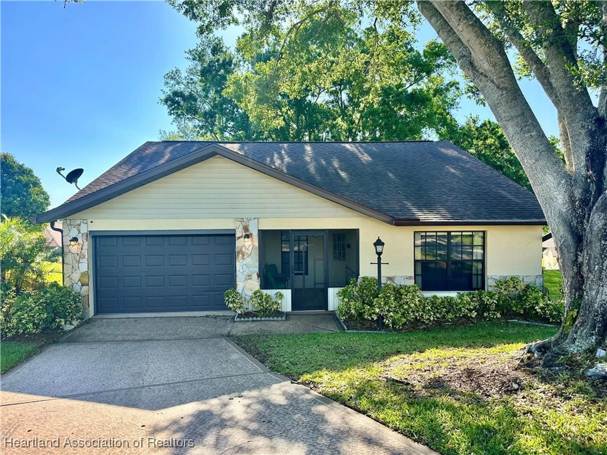 Property Slideshow image 1 of 48 | 10 wildwood way, Lake Placid, FL, 33852