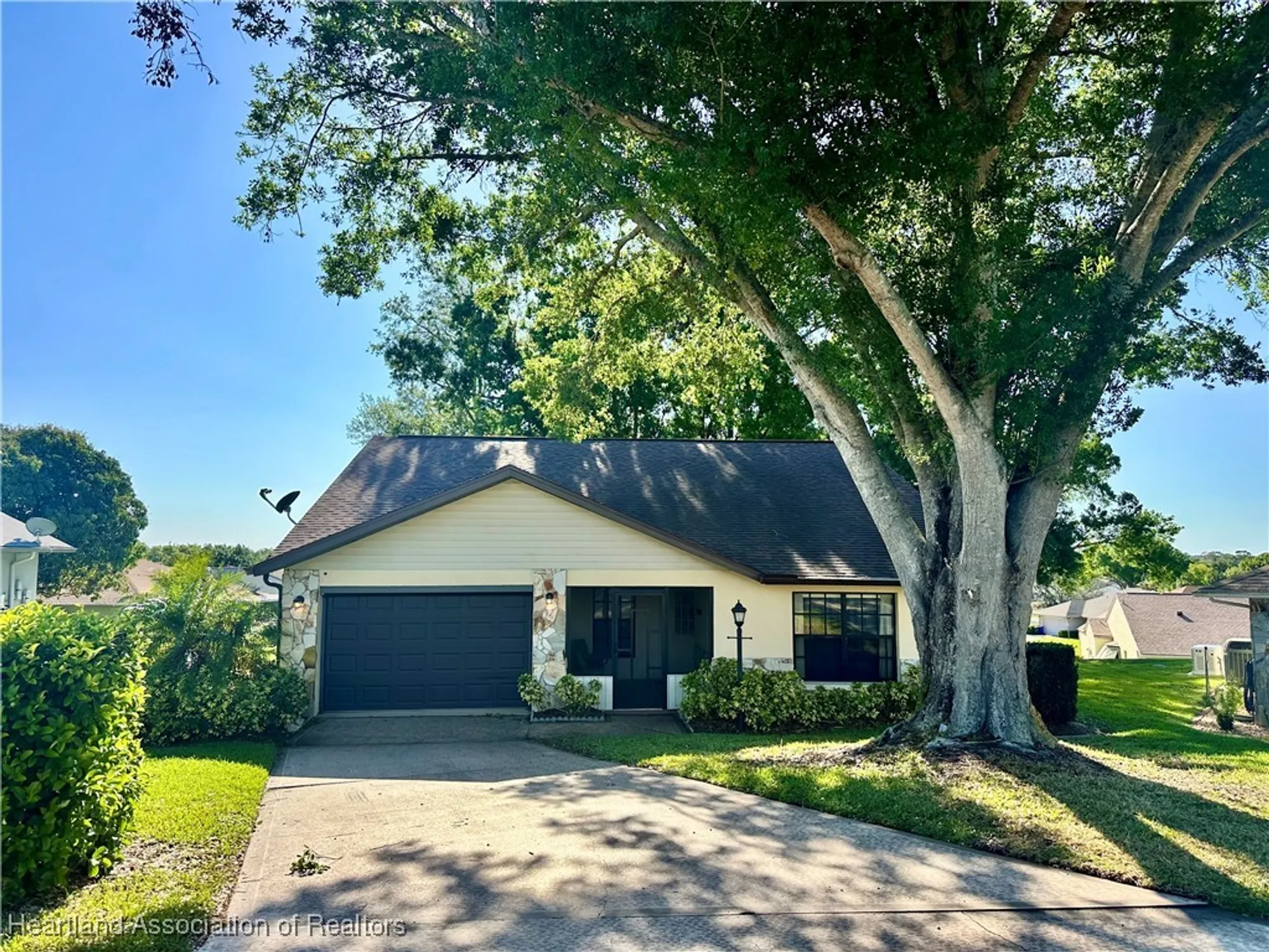 Property Slideshow image 2 of 48 | 10 wildwood way, Lake Placid, FL, 33852