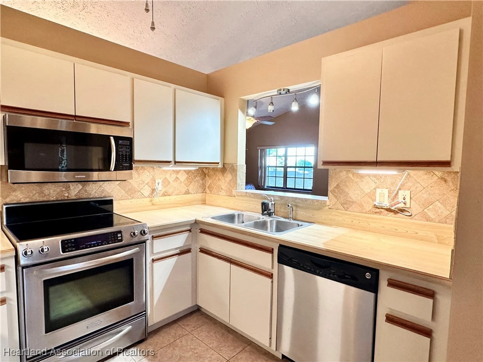 Property Slideshow image 7 of 48 | 10 wildwood way, Lake Placid, FL, 33852