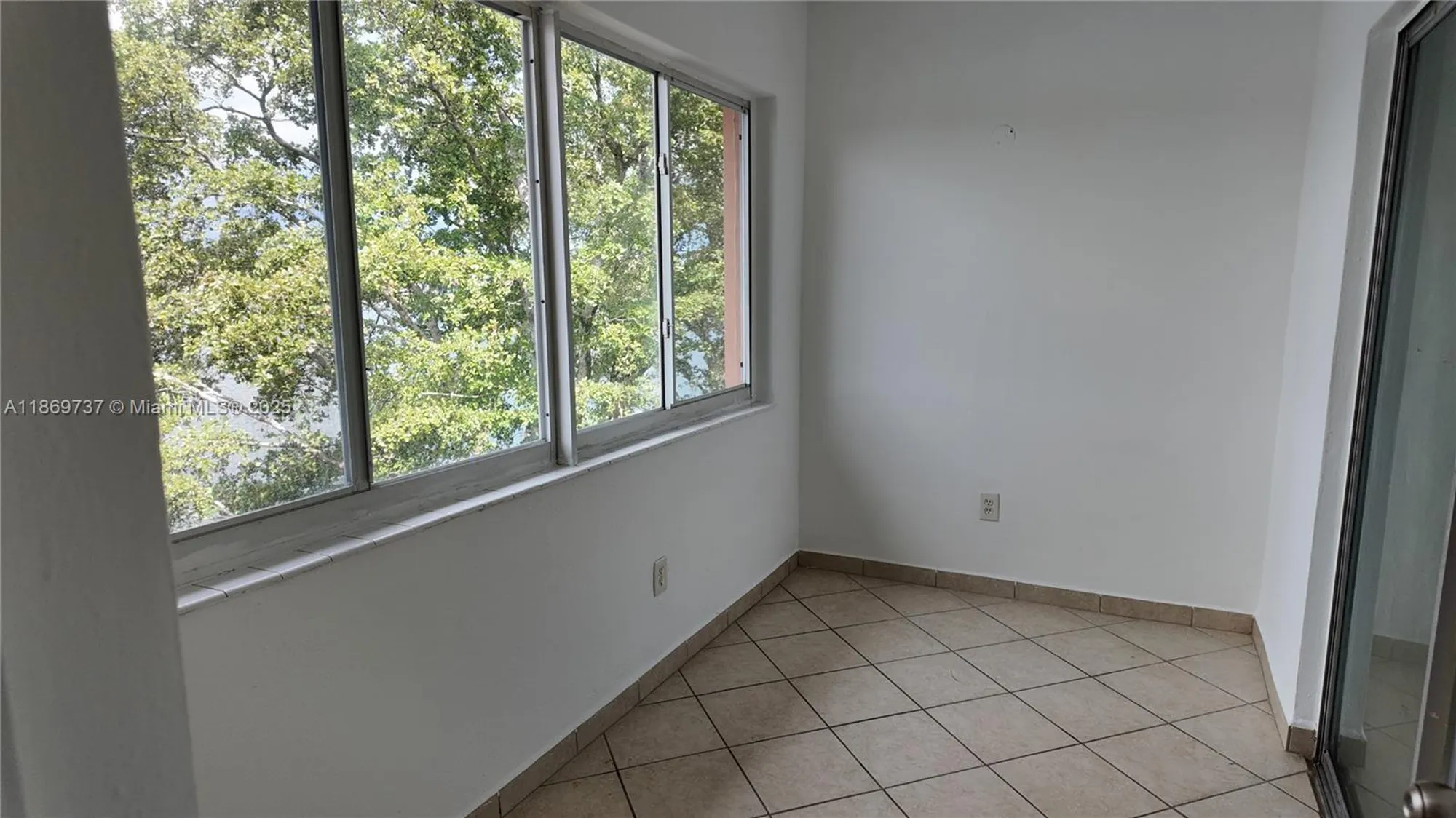 Property Slideshow image 12 of 19 | 18900 ne 3rd ct 528-5, Miami, FL, 33179
