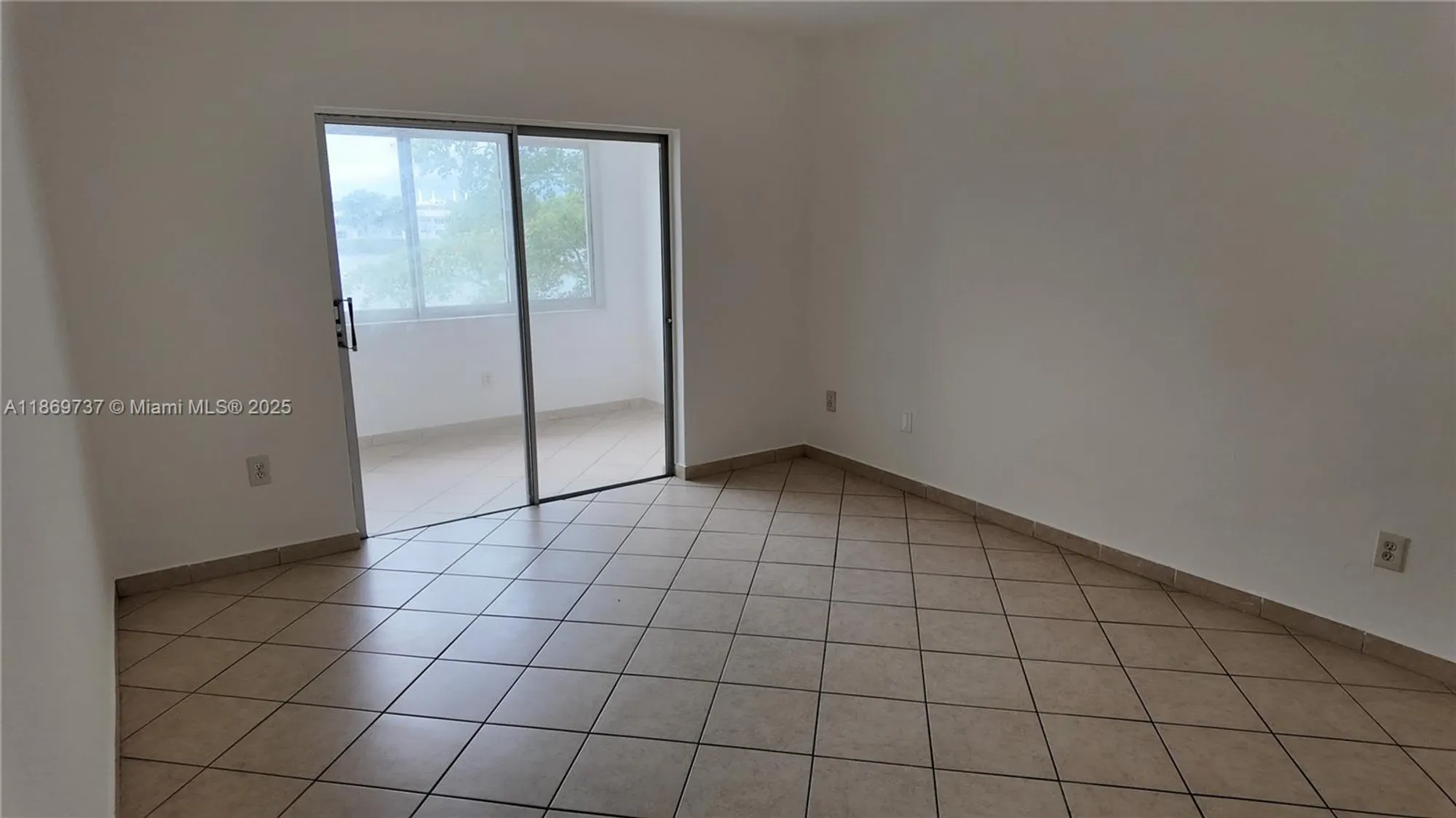 Property Slideshow image 9 of 19 | 18900 ne 3rd ct 528-5, Miami, FL, 33179