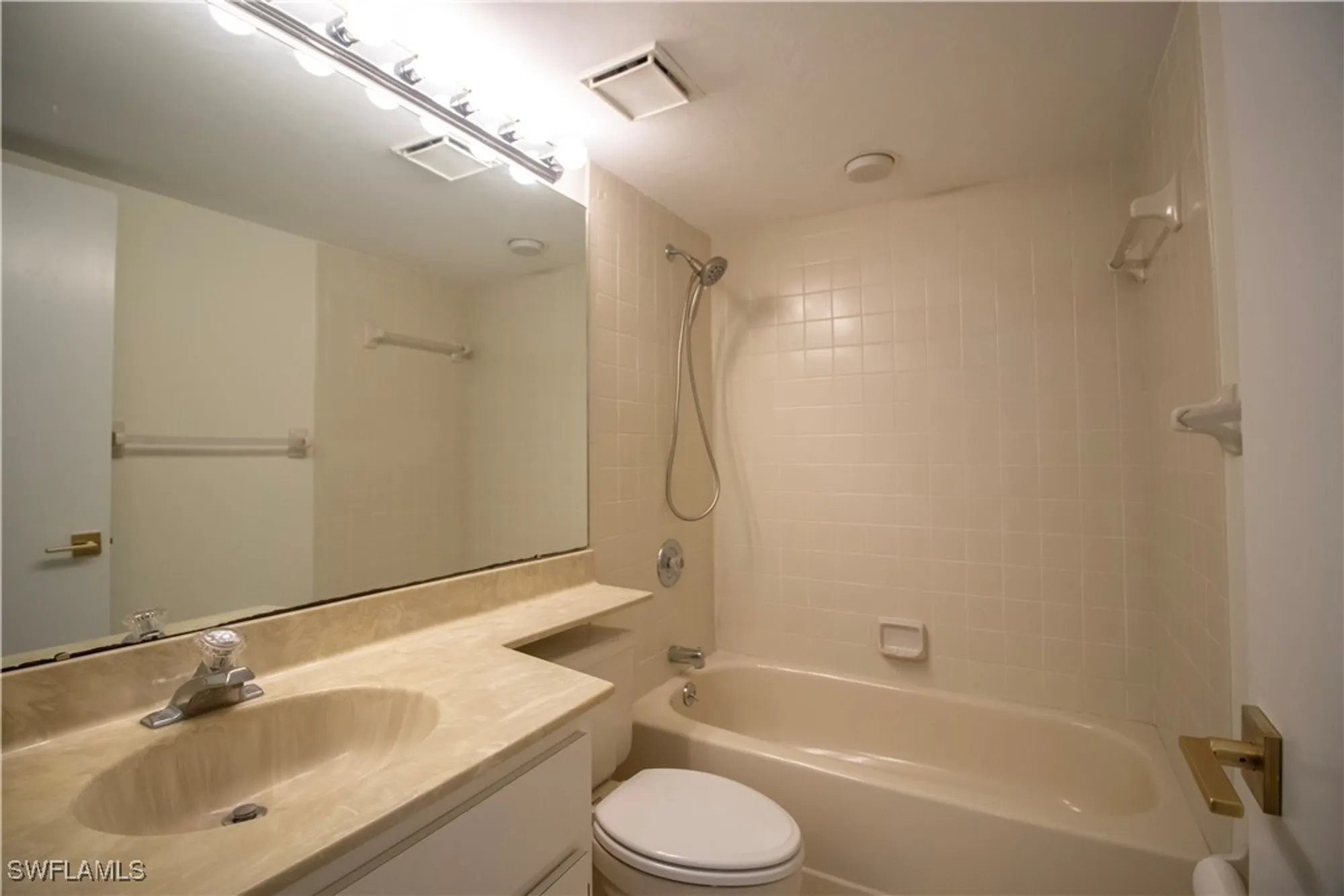 Property Slideshow image 13 of 24 | 5585 trailwinds dr 314, Fort Myers, FL, 33907