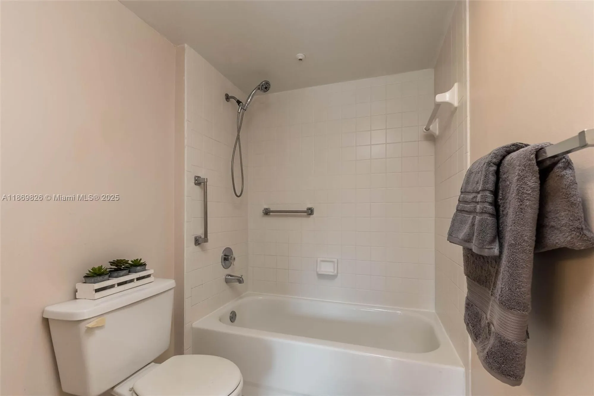 Property Slideshow image 14 of 28 | 12550 sw 15th st 205e, Pembroke Pines, FL, 33027