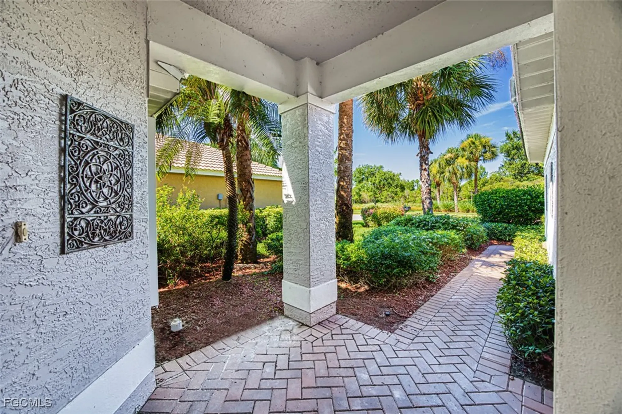 Property Slideshow image 7 of 50 | 10053 oakhurst way, Fort Myers, FL, 33913