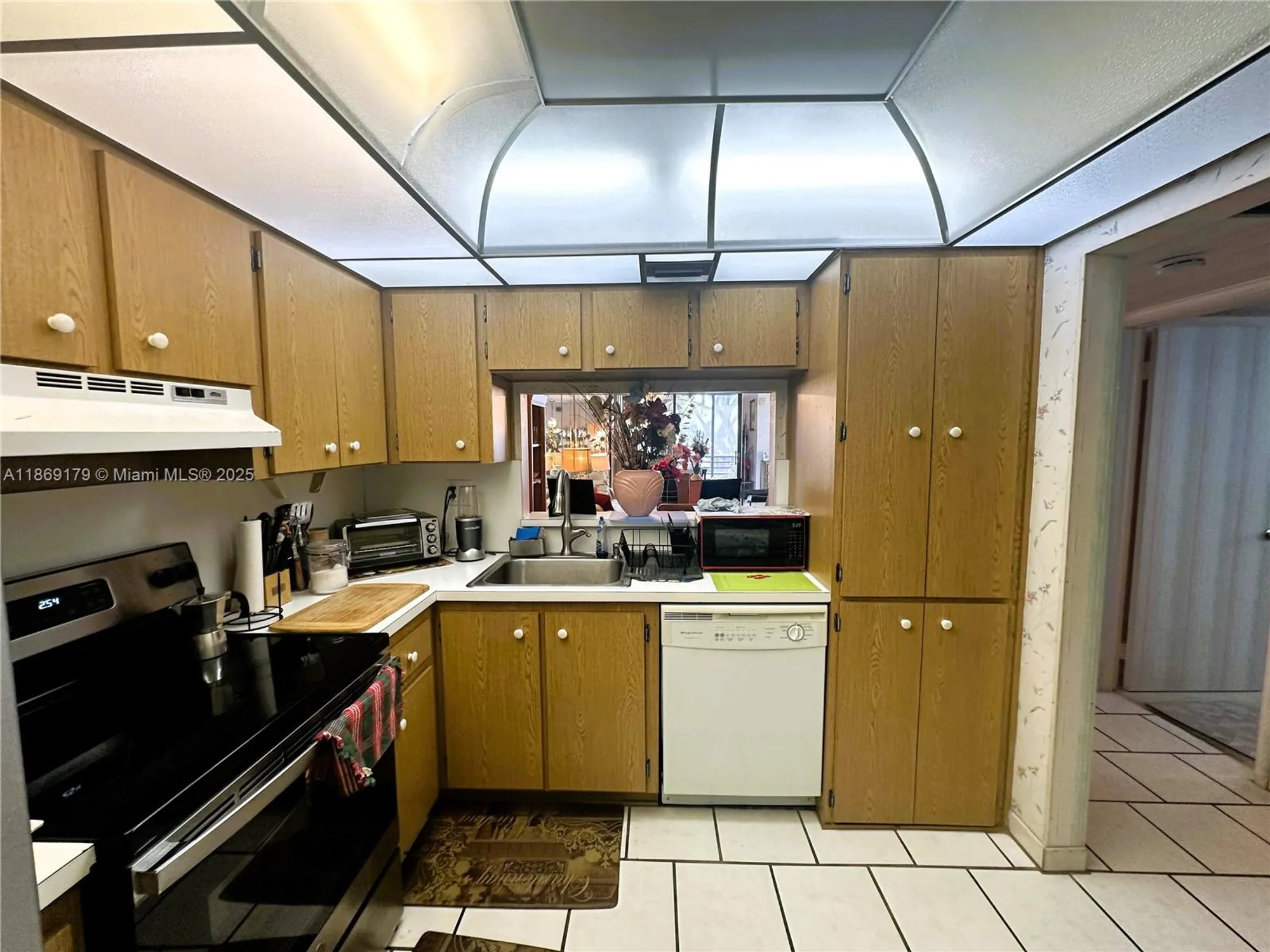 Property Slideshow image 15 of 34 | 1100 colony point cir 215, Pembroke Pines, FL, 33026