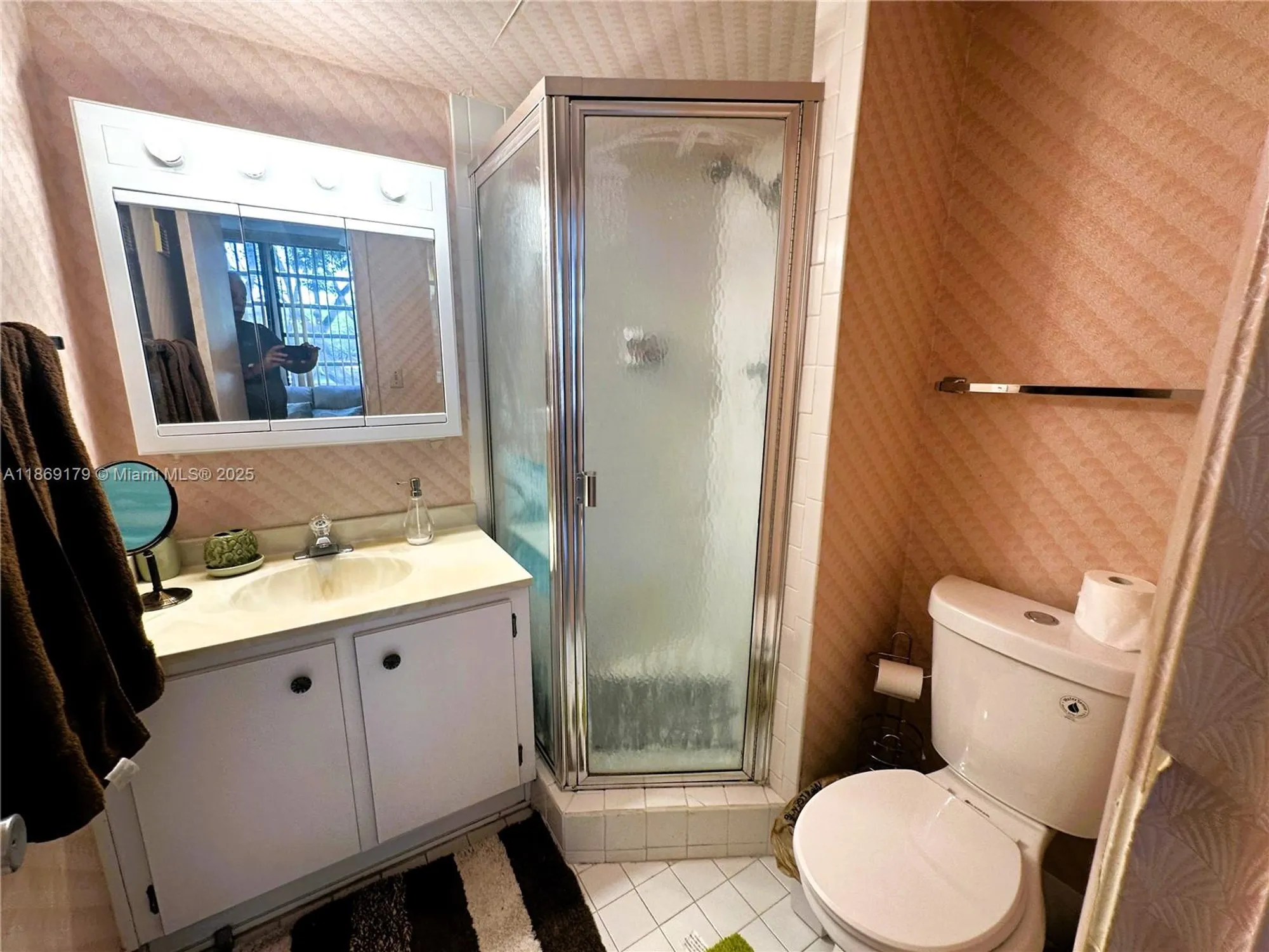 Property Slideshow image 11 of 34 | 1100 colony point cir 215, Pembroke Pines, FL, 33026