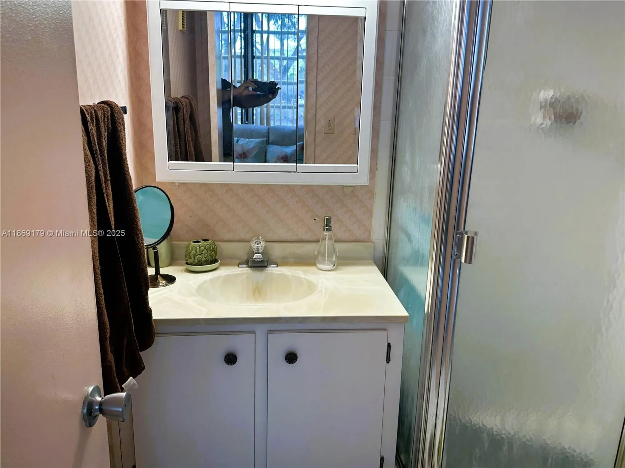 Property Slideshow image 12 of 34 | 1100 colony point cir 215, Pembroke Pines, FL, 33026