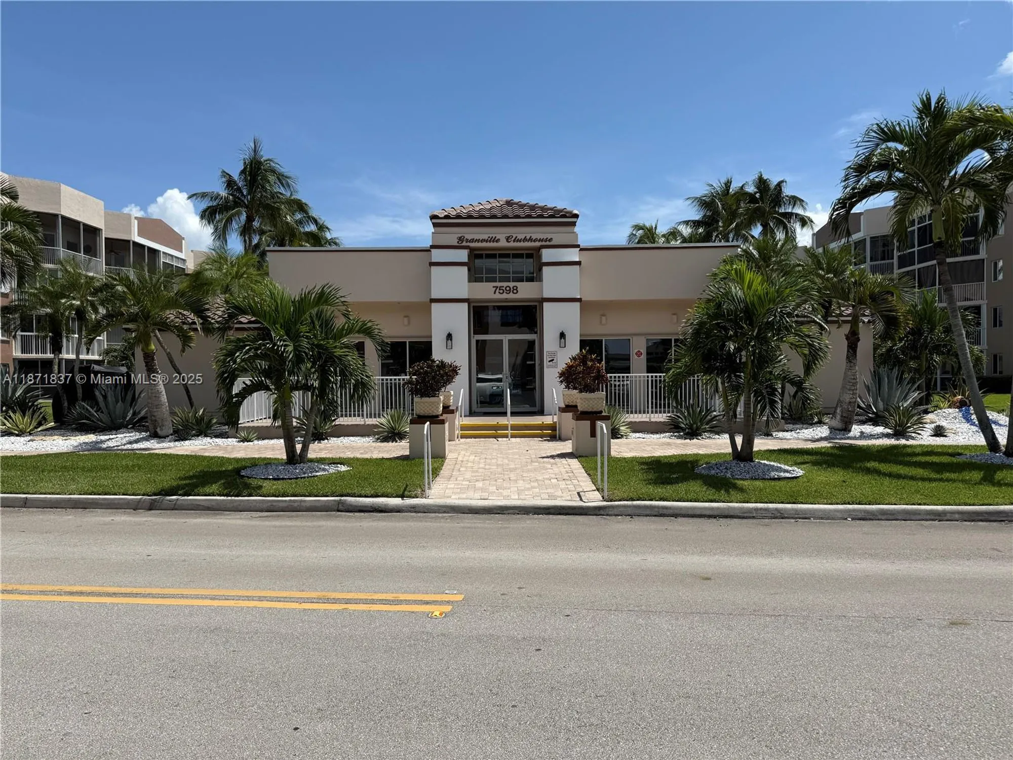 Property Slideshow image 38 of 42 | 7730 granville dr # 202, Tamarac, FL, 33321