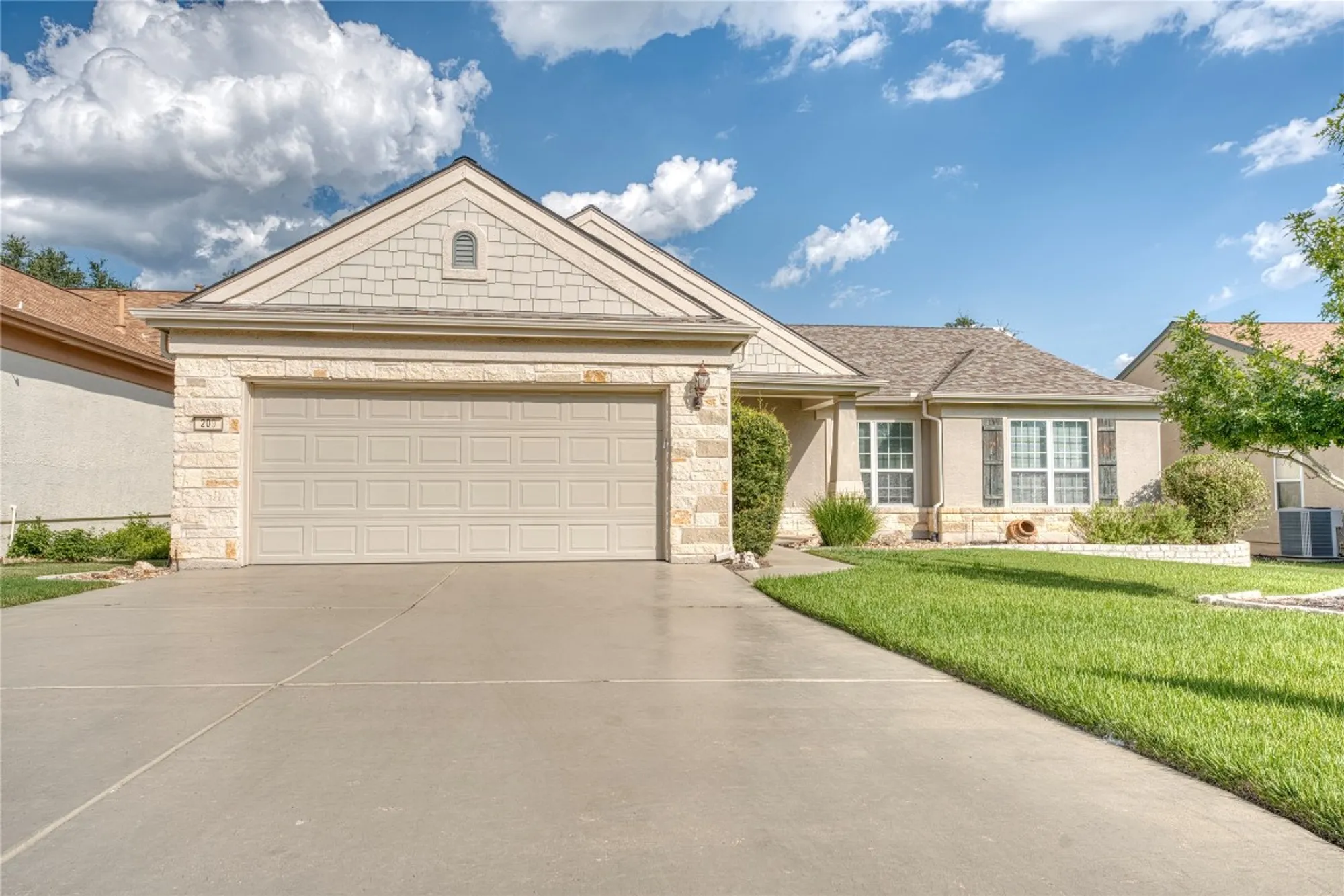 Property Slideshow image 2 of 34 | 209 summit st, Georgetown, TX, 78633