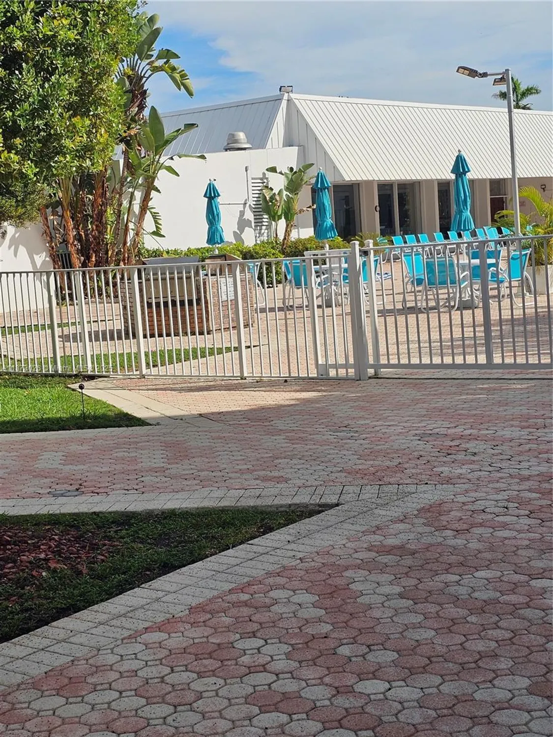 Property Slideshow image 4 of 22 | 20400 w country club dr apt 711, Aventura, FL, 33180