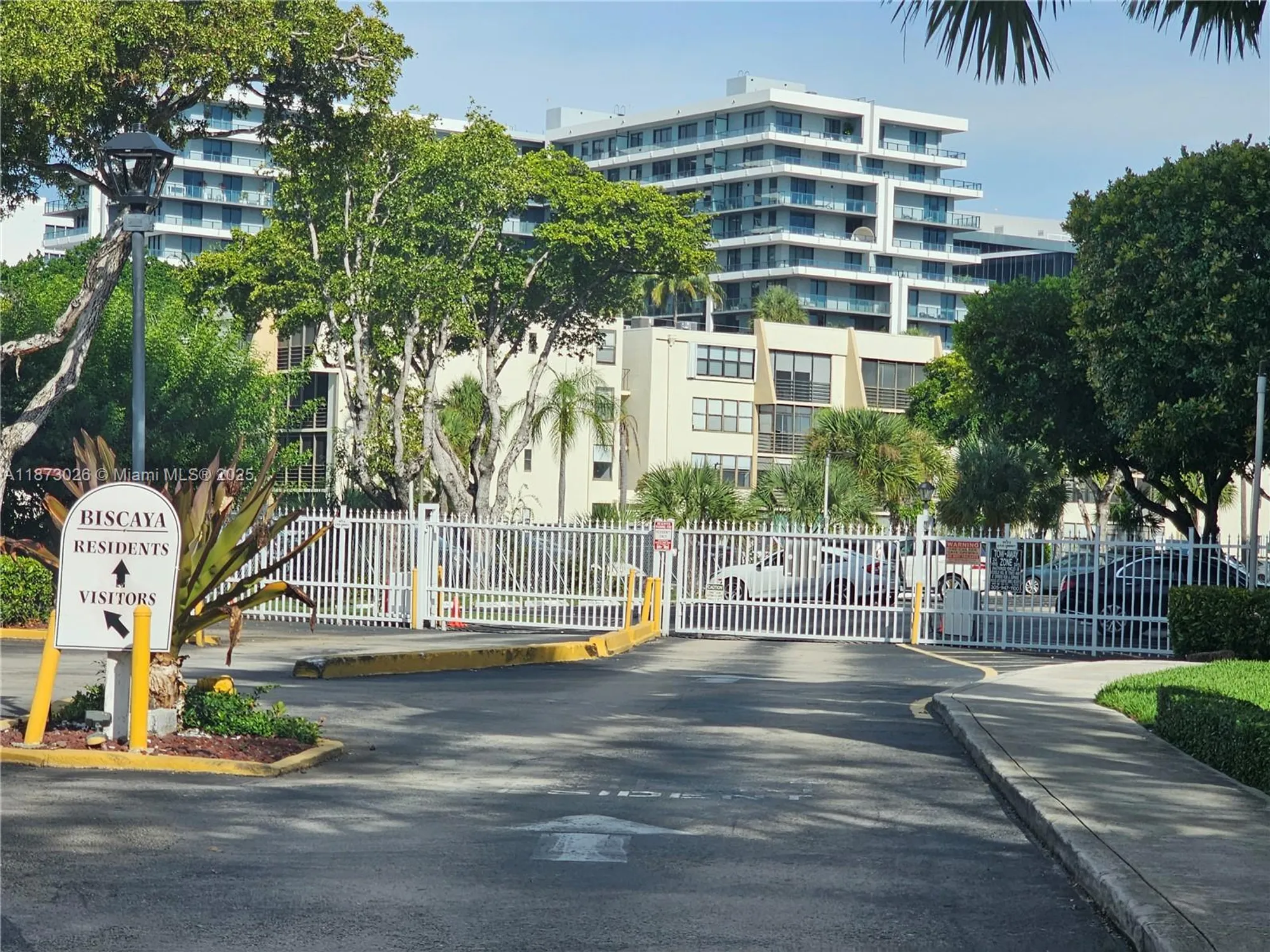 Property Slideshow image 8 of 22 | 20400 w country club dr apt 711, Aventura, FL, 33180