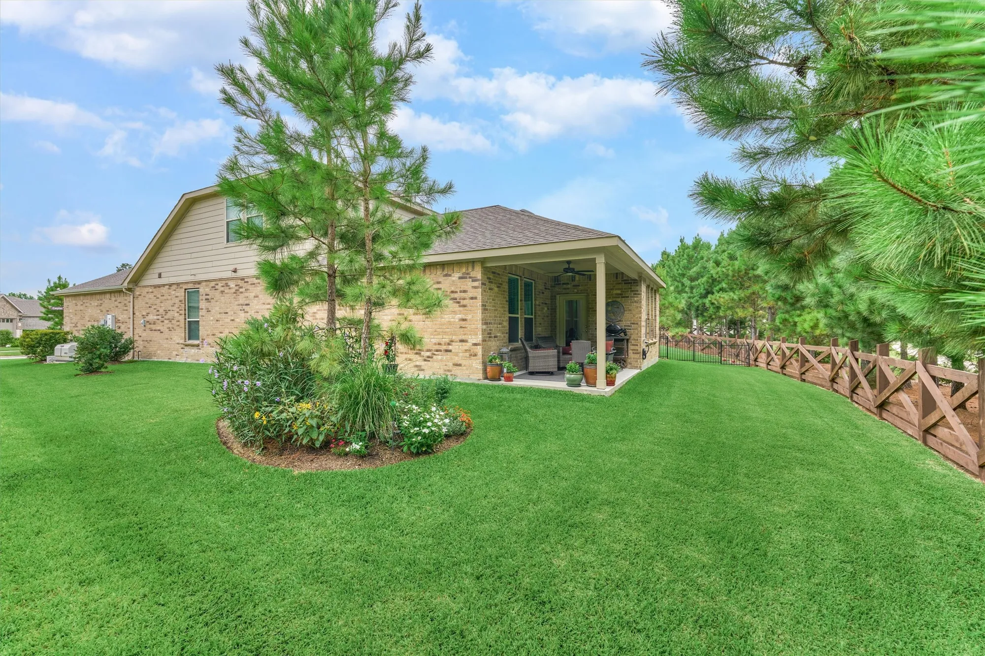 Property Slideshow image 36 of 48 | 128 caspian way, The Woodlands, TX, 77382