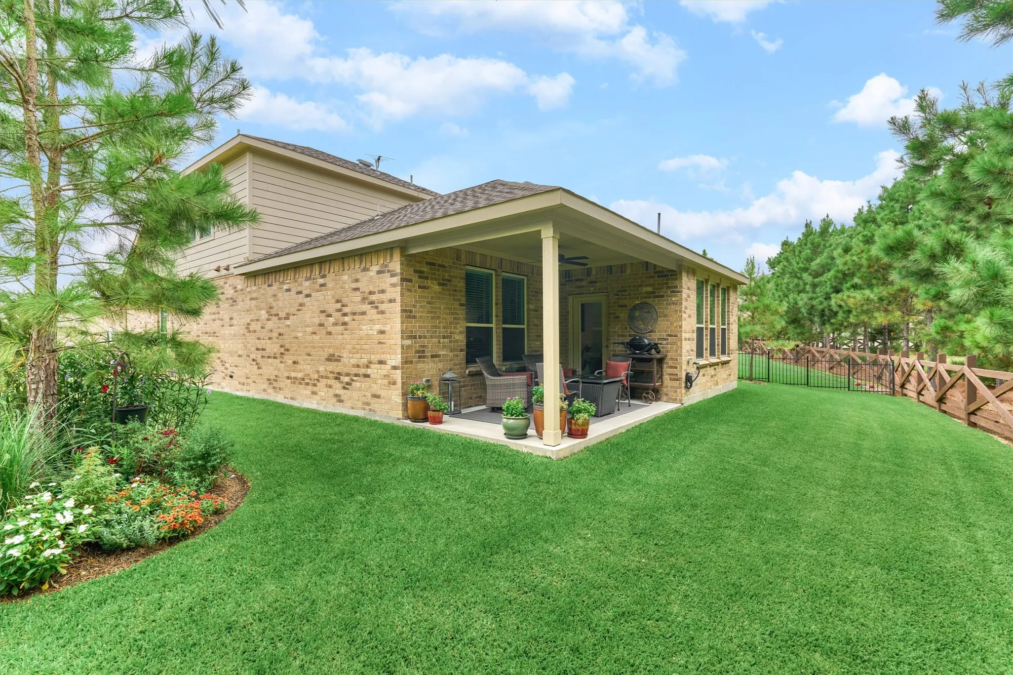 Property Slideshow image 37 of 48 | 128 caspian way, The Woodlands, TX, 77382