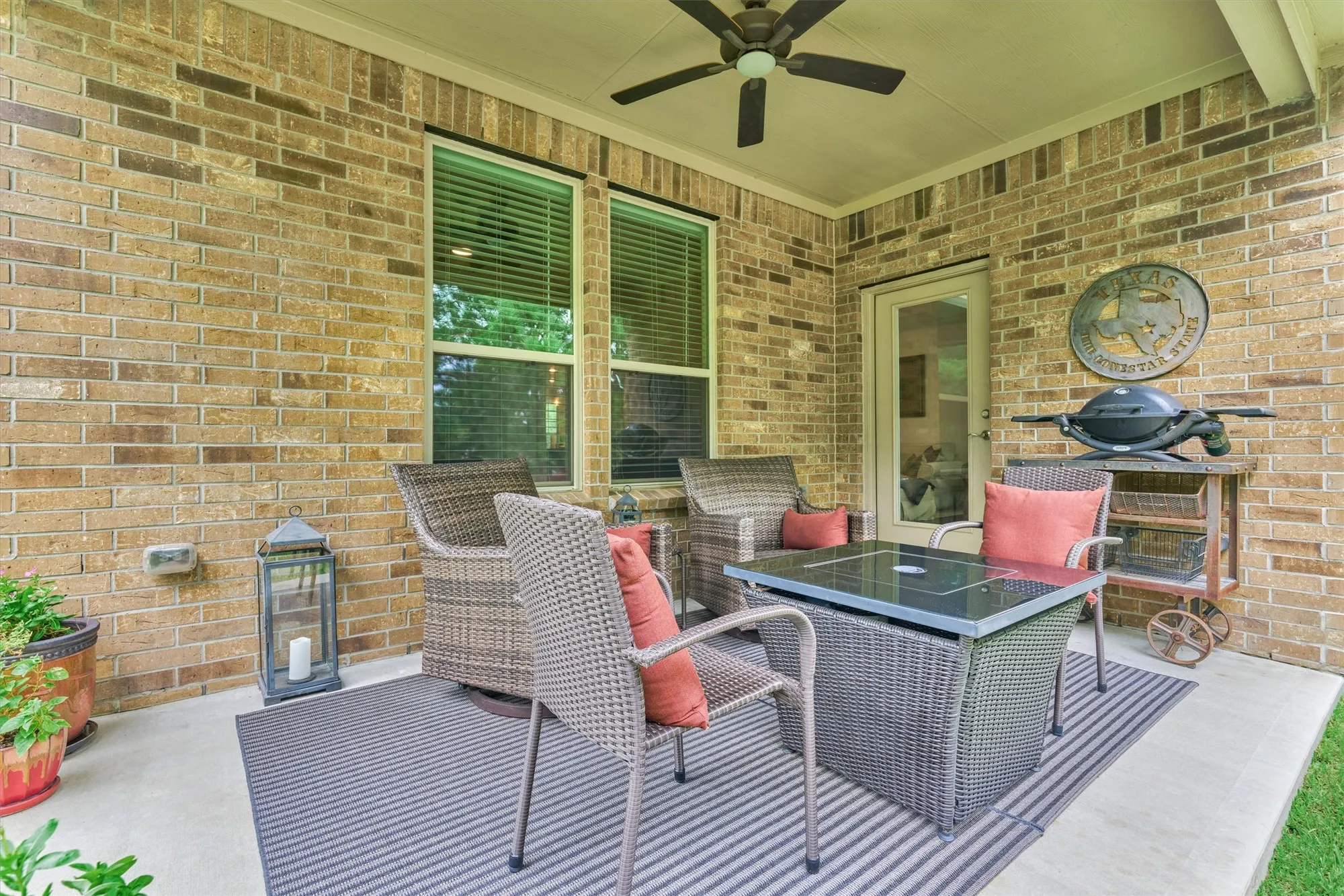 Property Slideshow image 38 of 48 | 128 caspian way, The Woodlands, TX, 77382